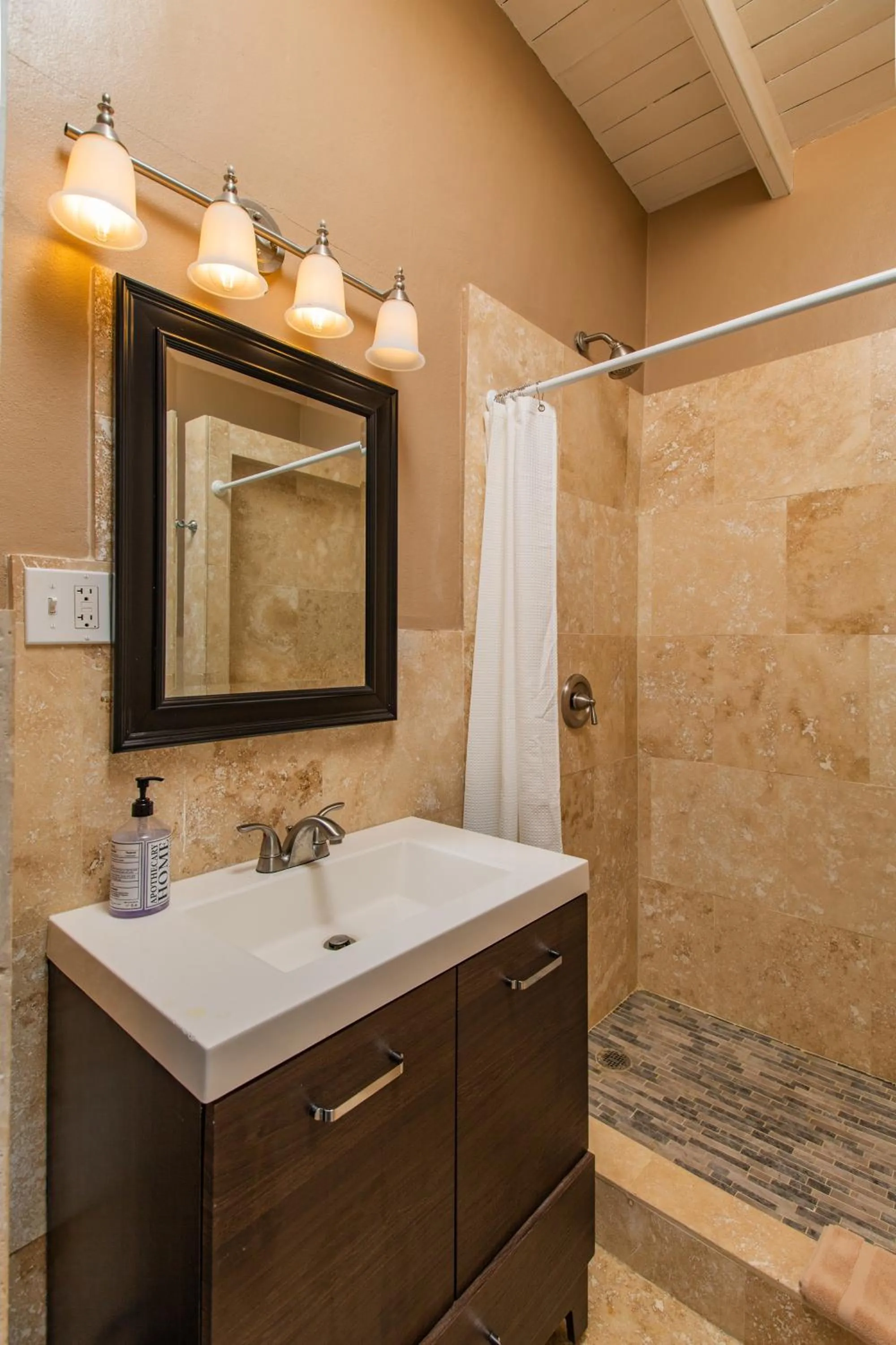 Bathroom in Victoria House