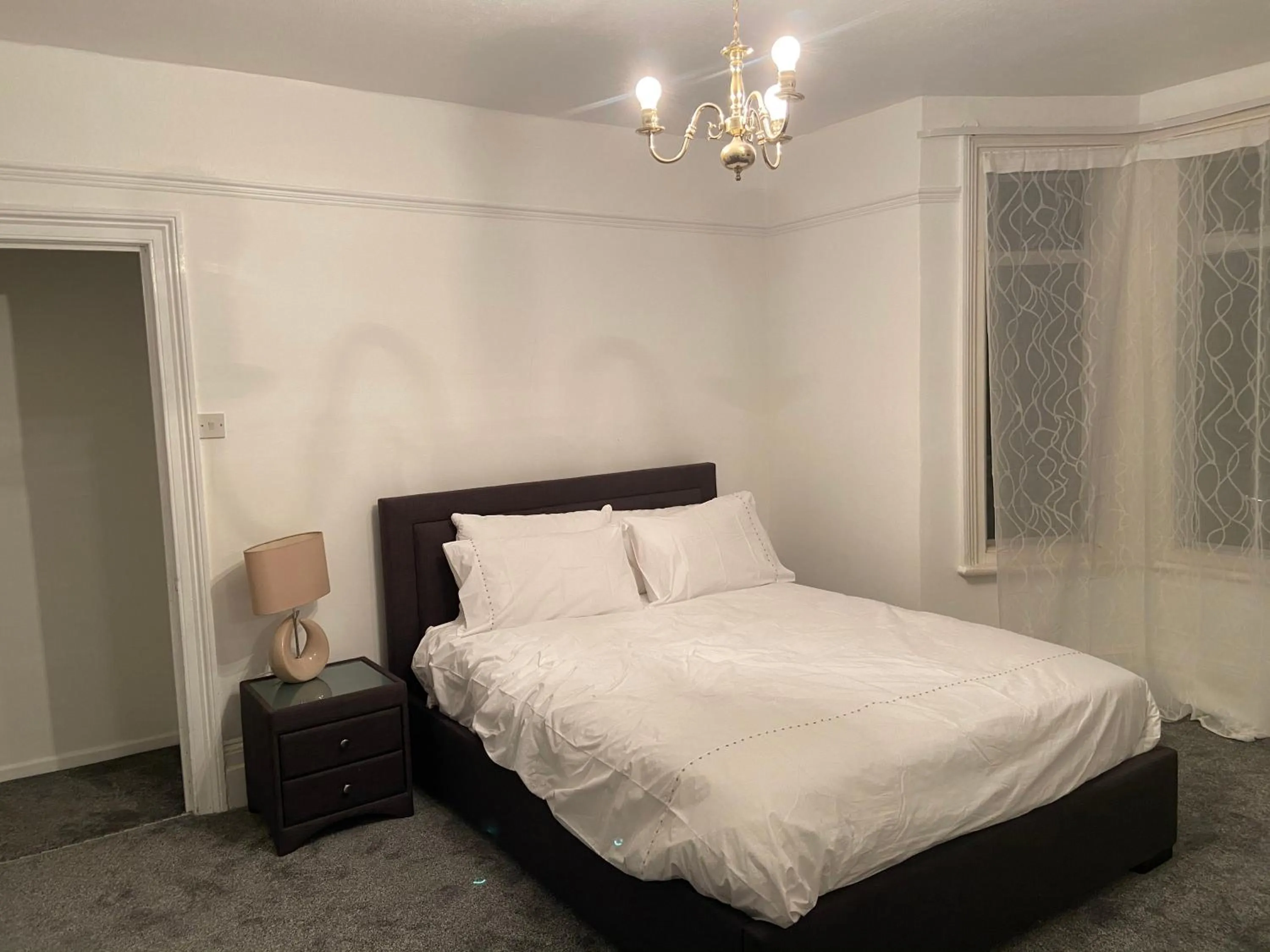 Bed in Charming Victoria Conversion Flat in Brentwood with a Garden & Free Parking