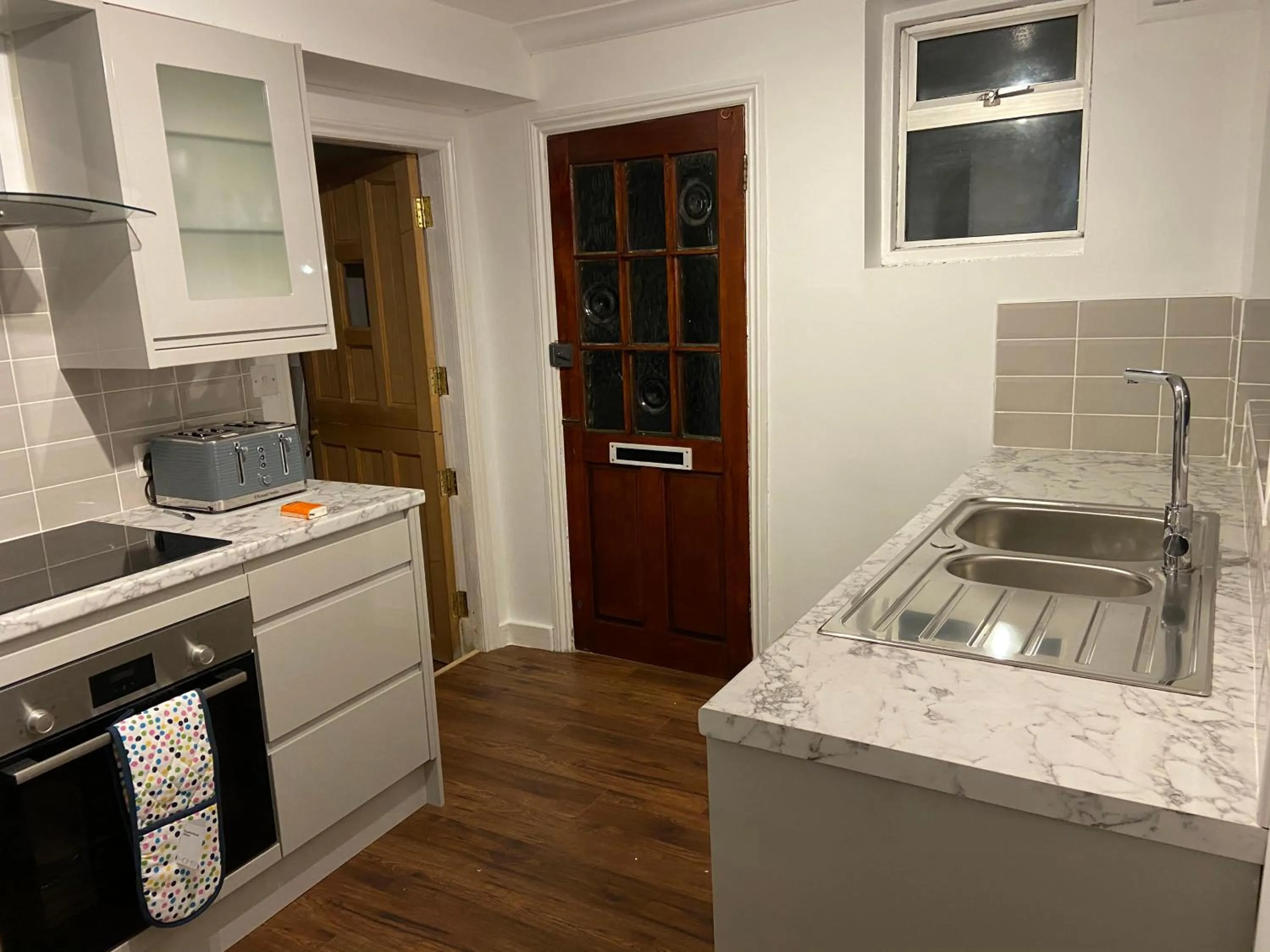 Charming Victoria Conversion Flat in Brentwood with a Garden & Free Parking