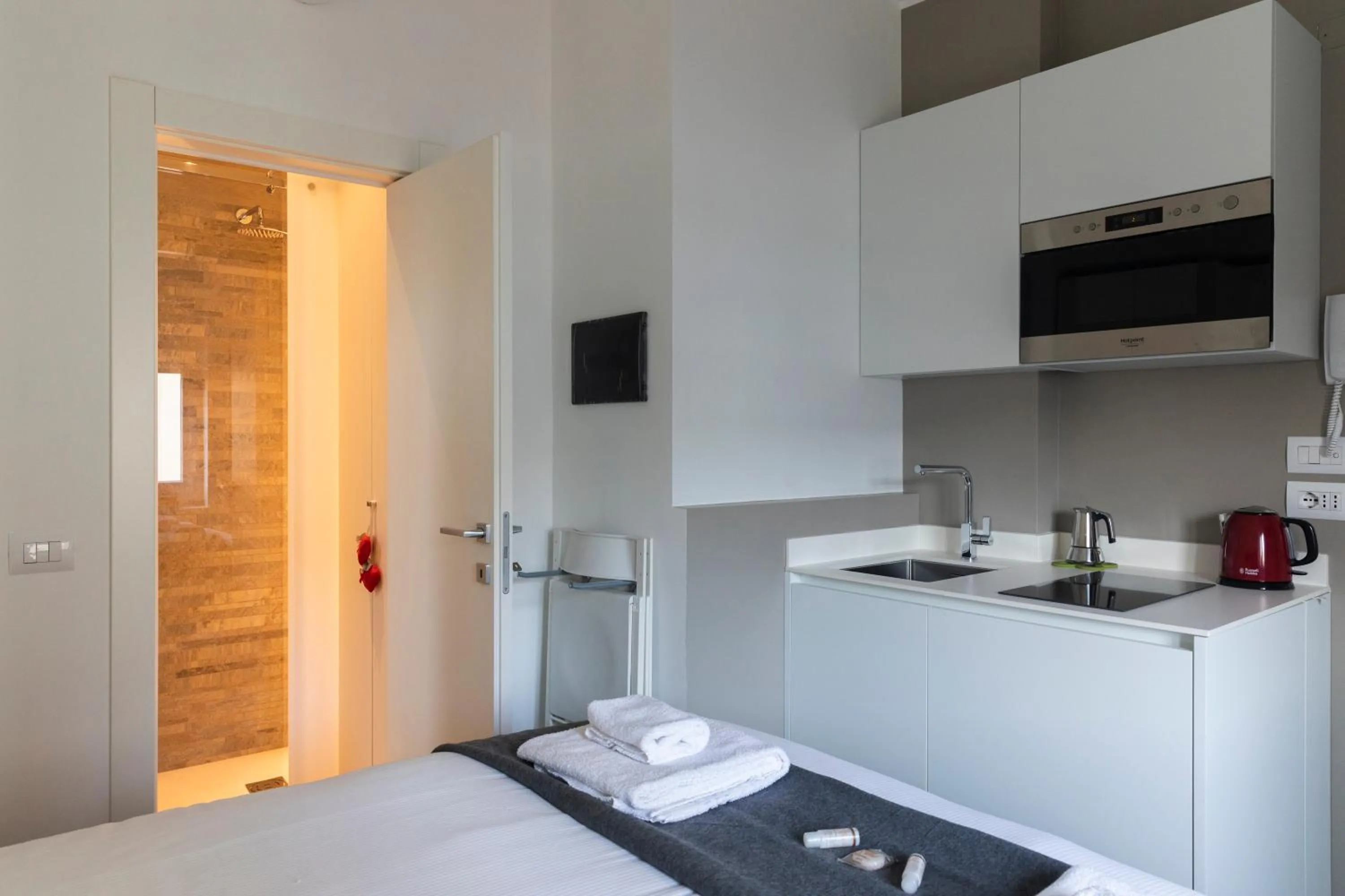 Kitchen or kitchenette, Bed in LA PICCOLA PERLA - Repubblica/Central Station