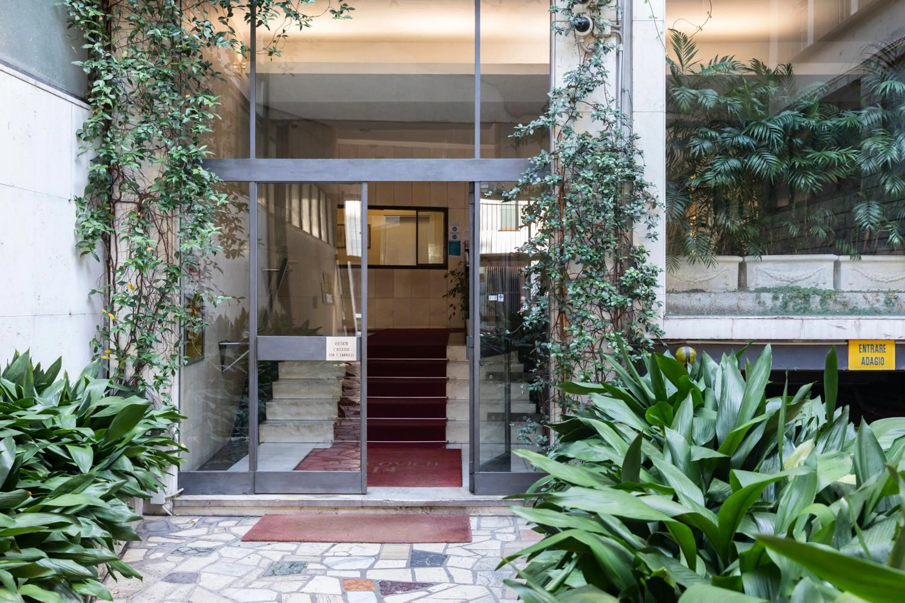 Facade/entrance in LA PICCOLA PERLA - Repubblica/Central Station