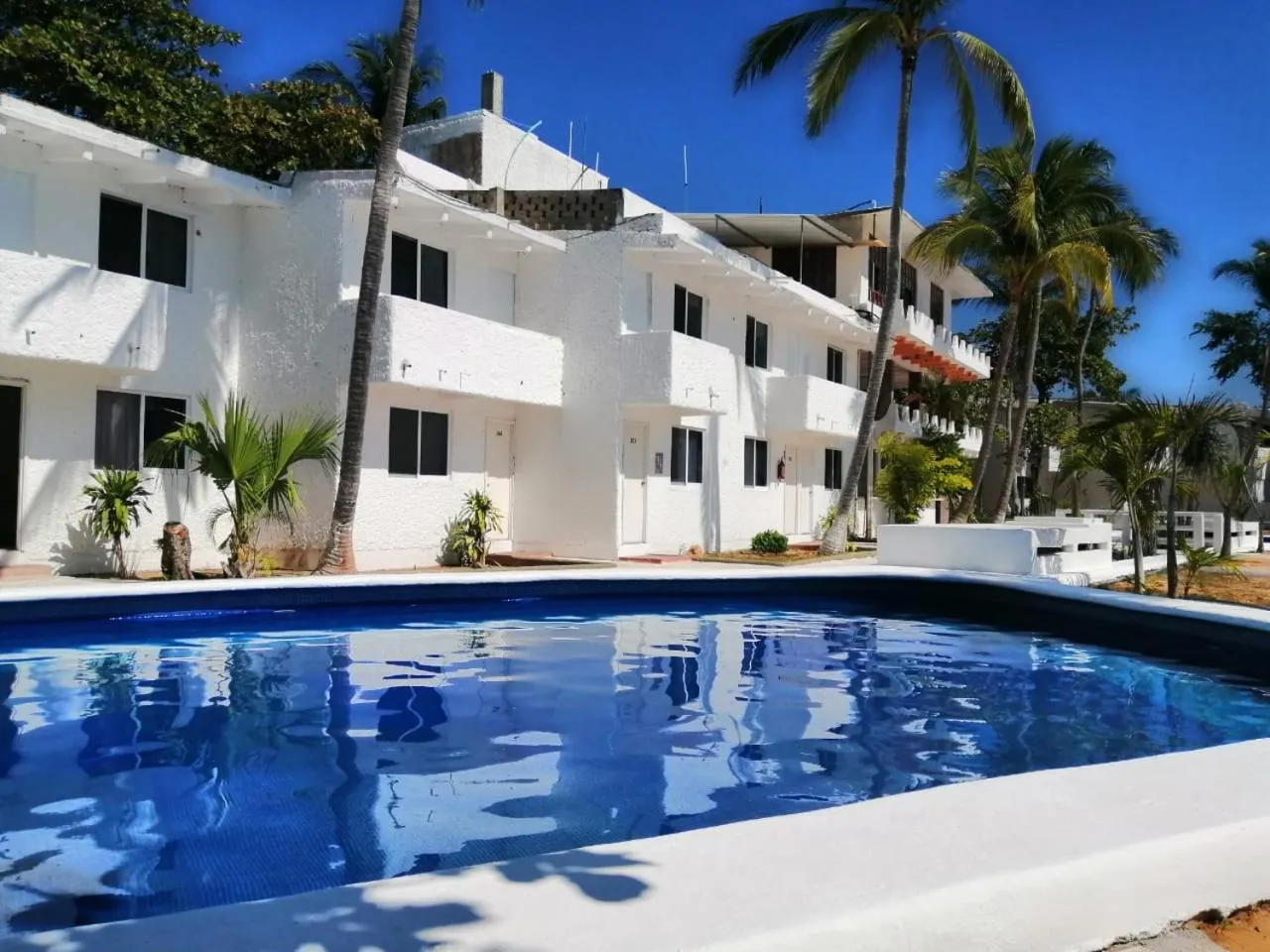 Swimming pool in Hotel Villa Mexicana Puerto Escondido