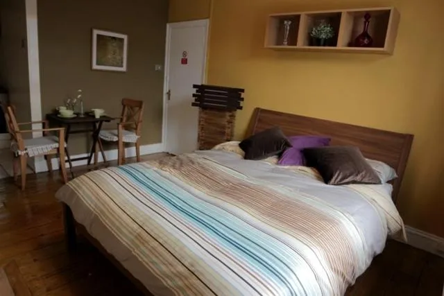 Photo of the whole room, Bed in Prince Arthur