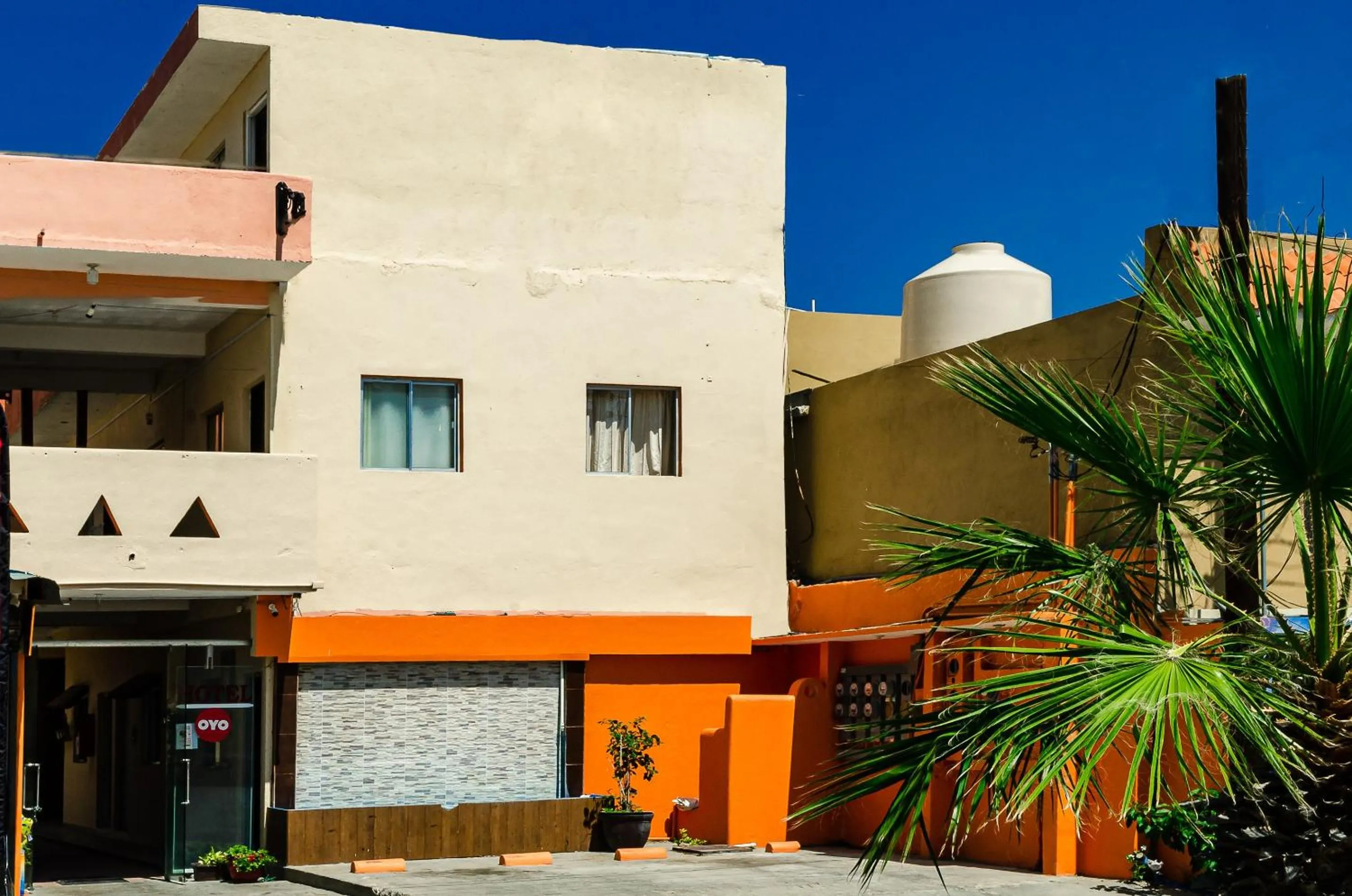Facade/entrance in OYO Hotel Cabo Del Sur, Cabo San Lucas