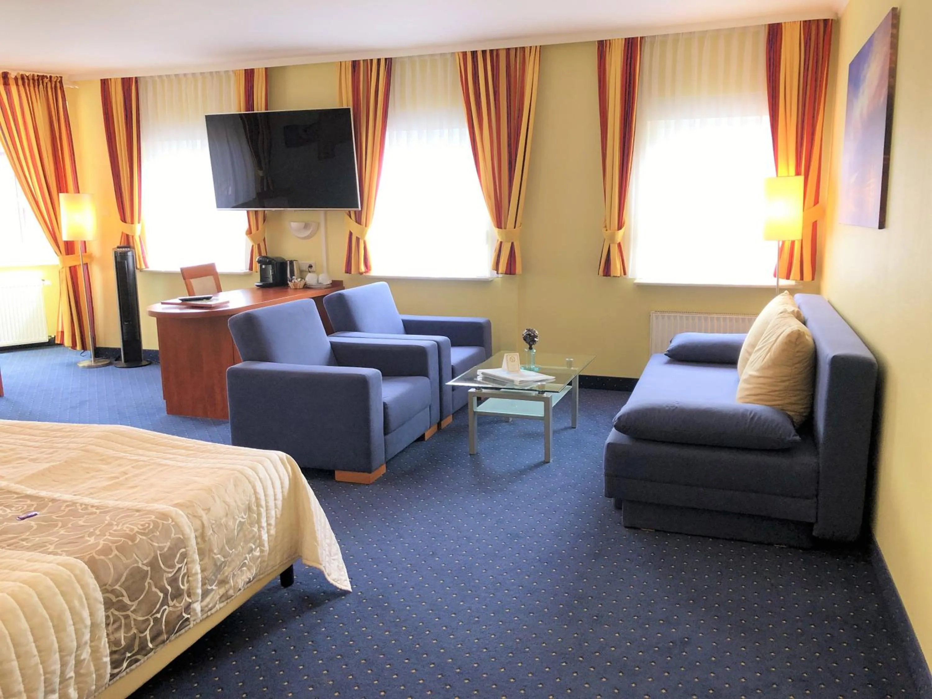 Seating area, Bed in Park Hotel Rüdesheim