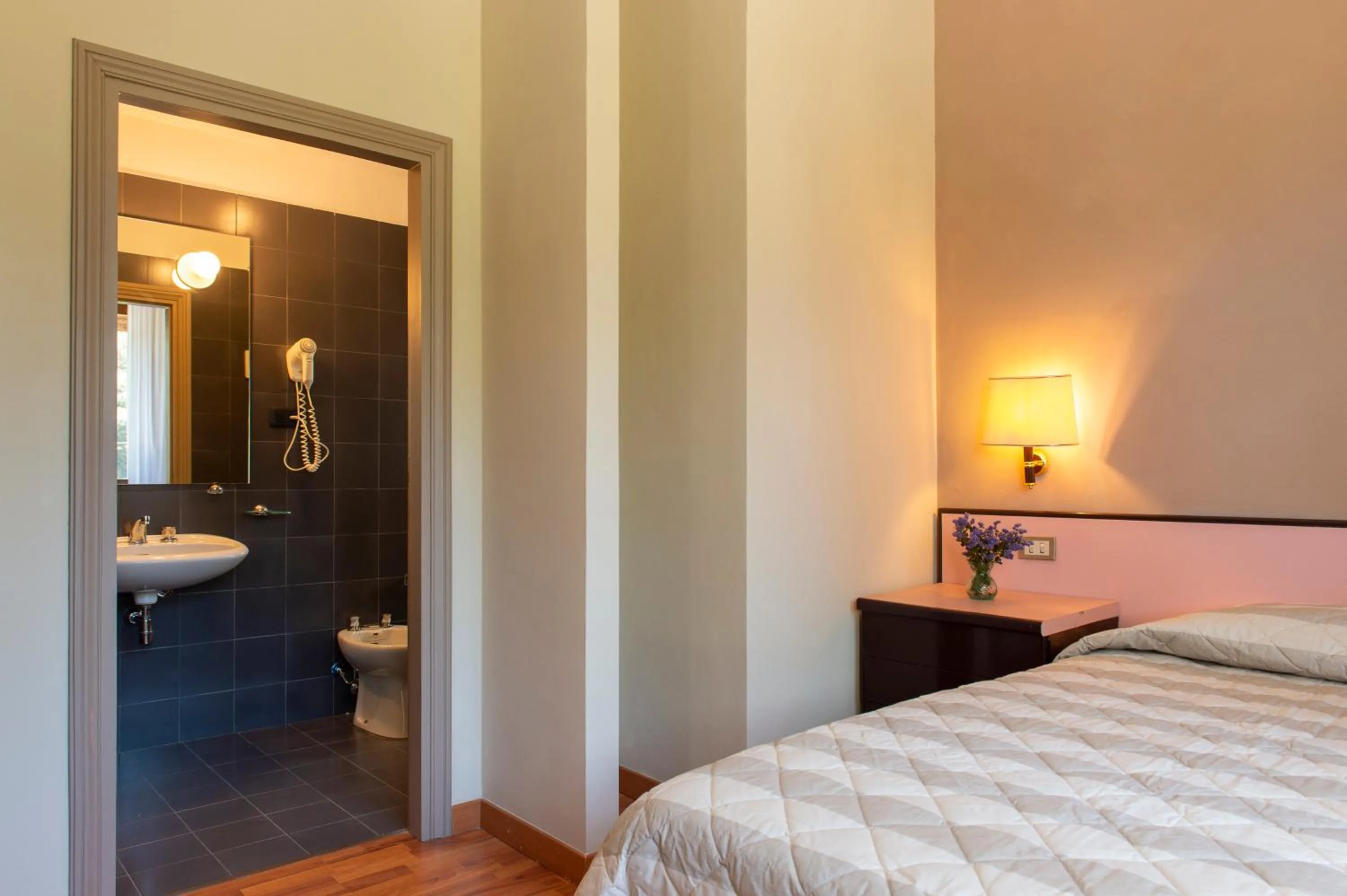 Bathroom, Bed in Hotel Villa dei Pini