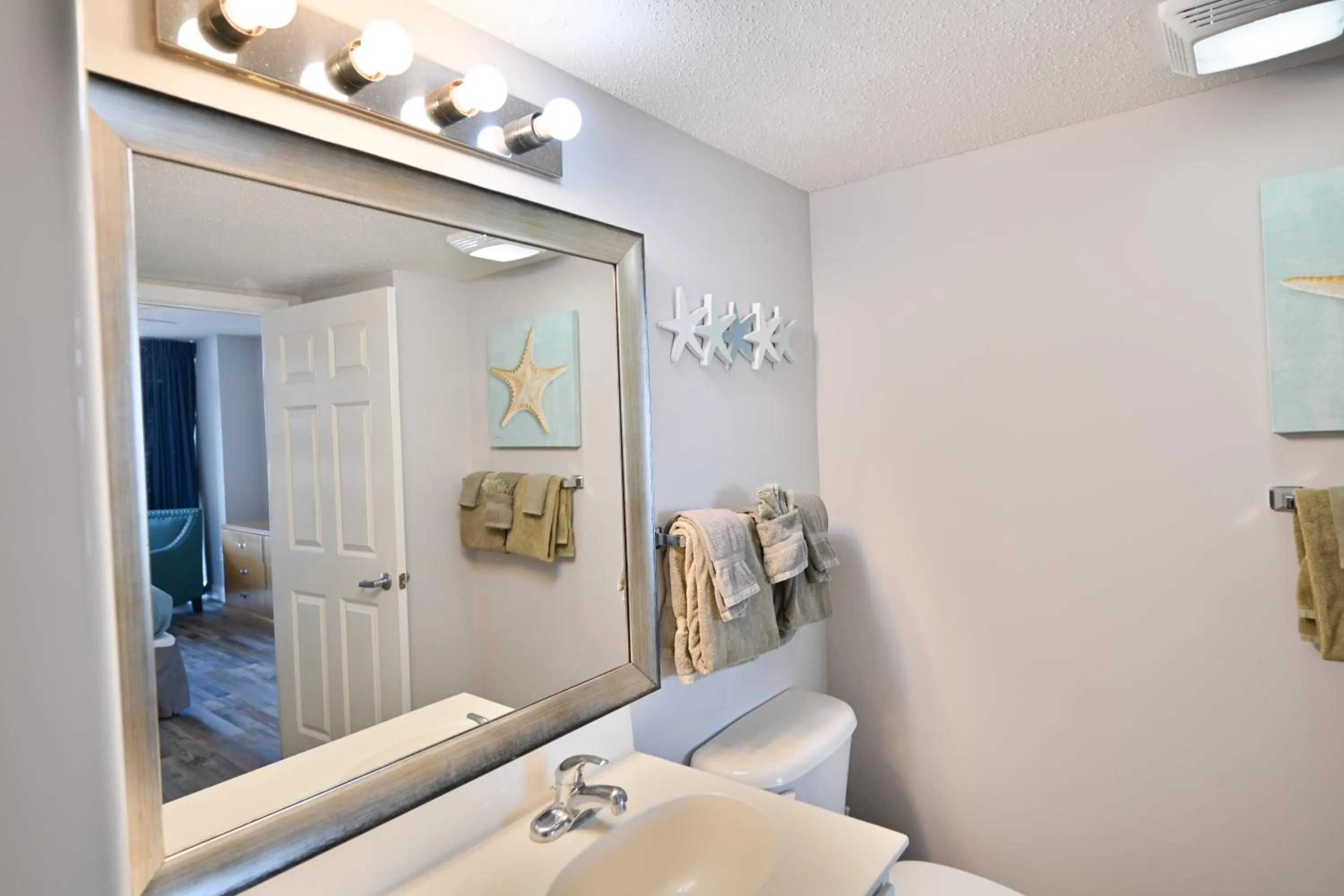 Bathroom in A Piece of Paradise, Newly Renovated