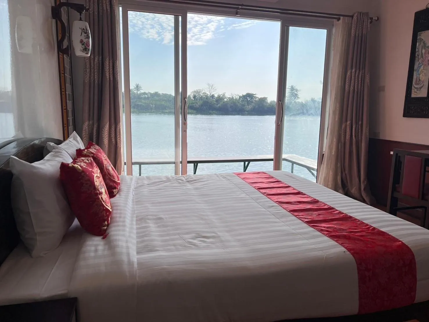 Bed in Kasem Island Resort