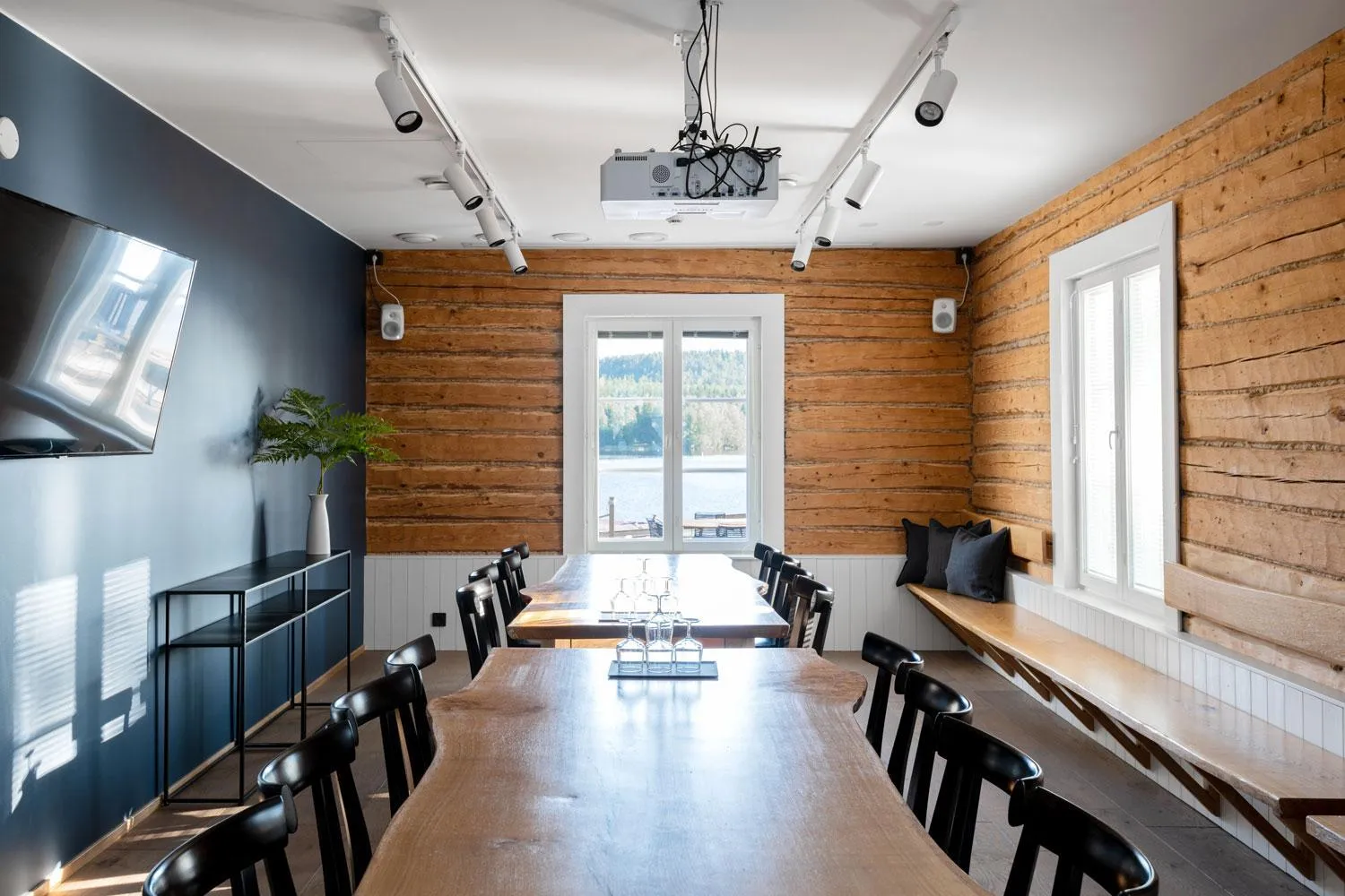 Restaurant/places to eat in Ilola Inn