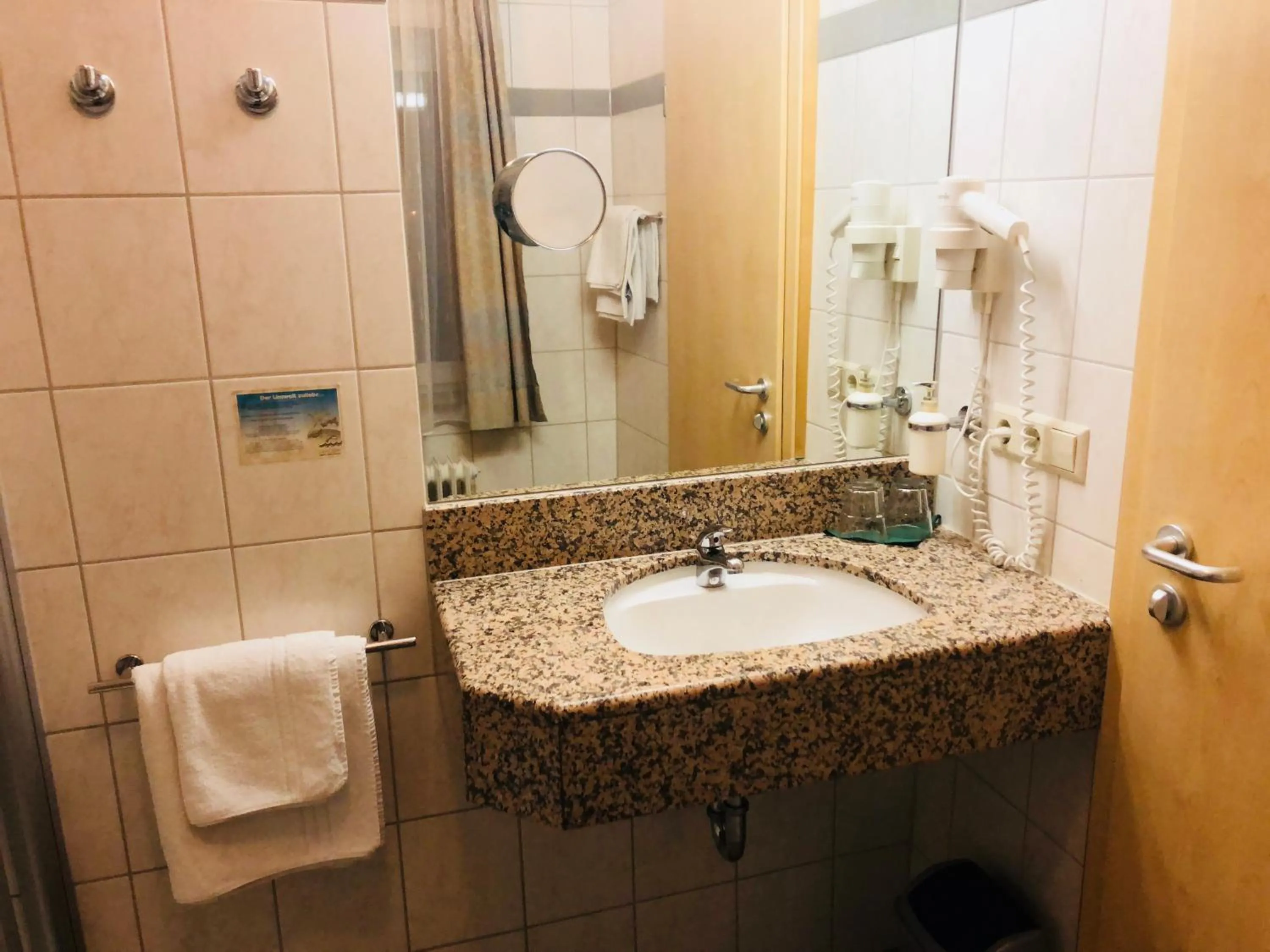 Bathroom in Hotel-Restaurant und Gästehaus Löwen