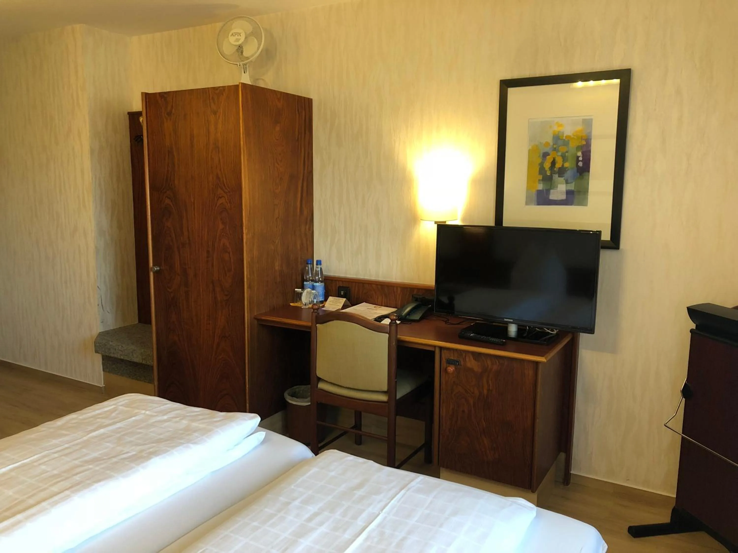 TV and multimedia, Bed in Hotel-Restaurant und Gästehaus Löwen