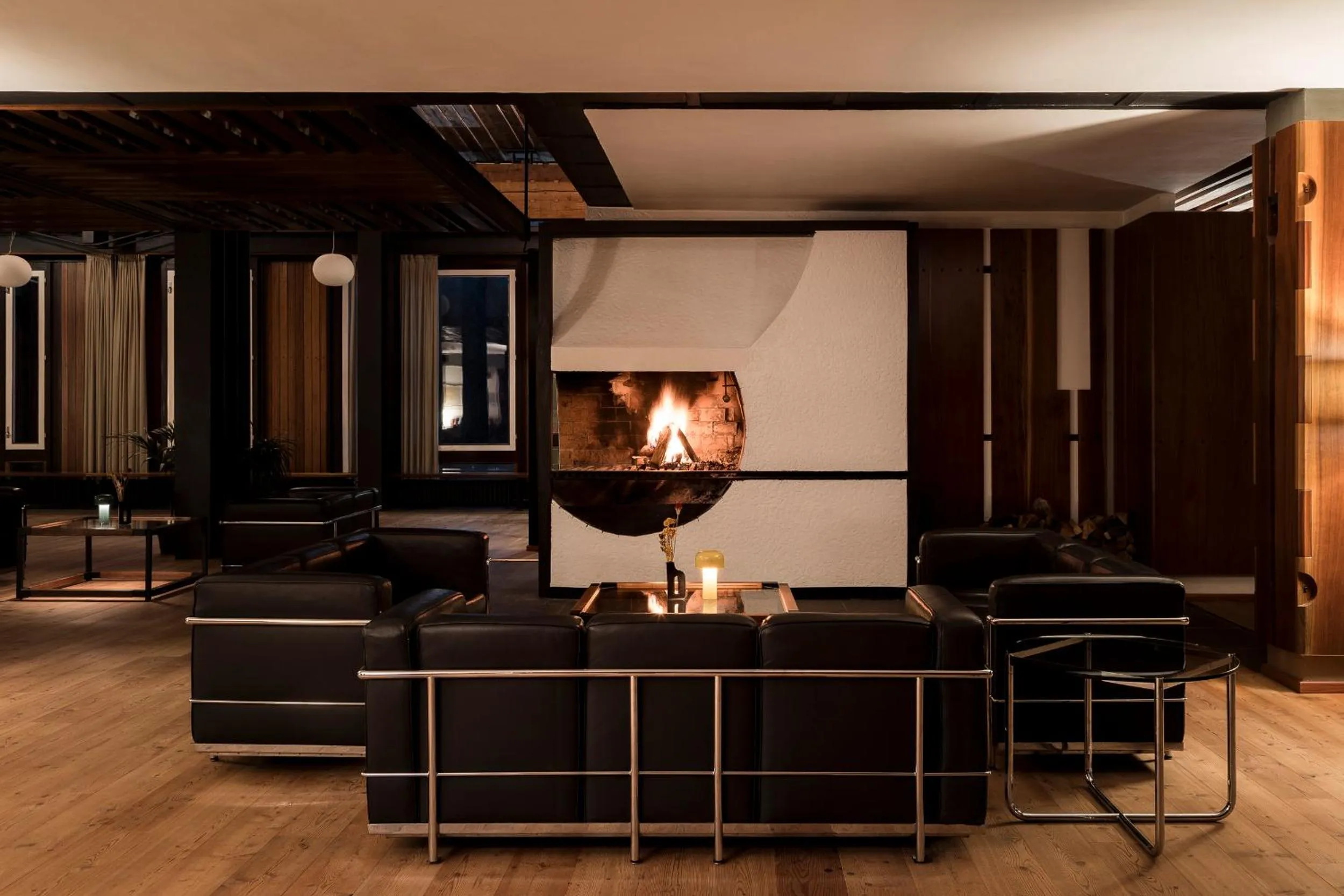 Communal lounge/ TV room in Hotel Boite