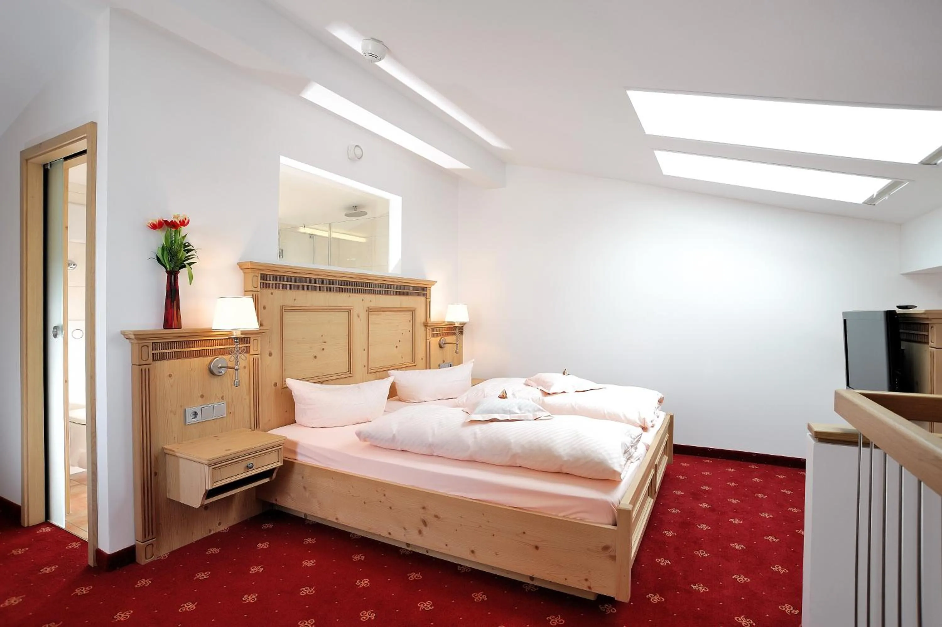 Photo of the whole room, Bed in Landhotel Böld Oberammergau