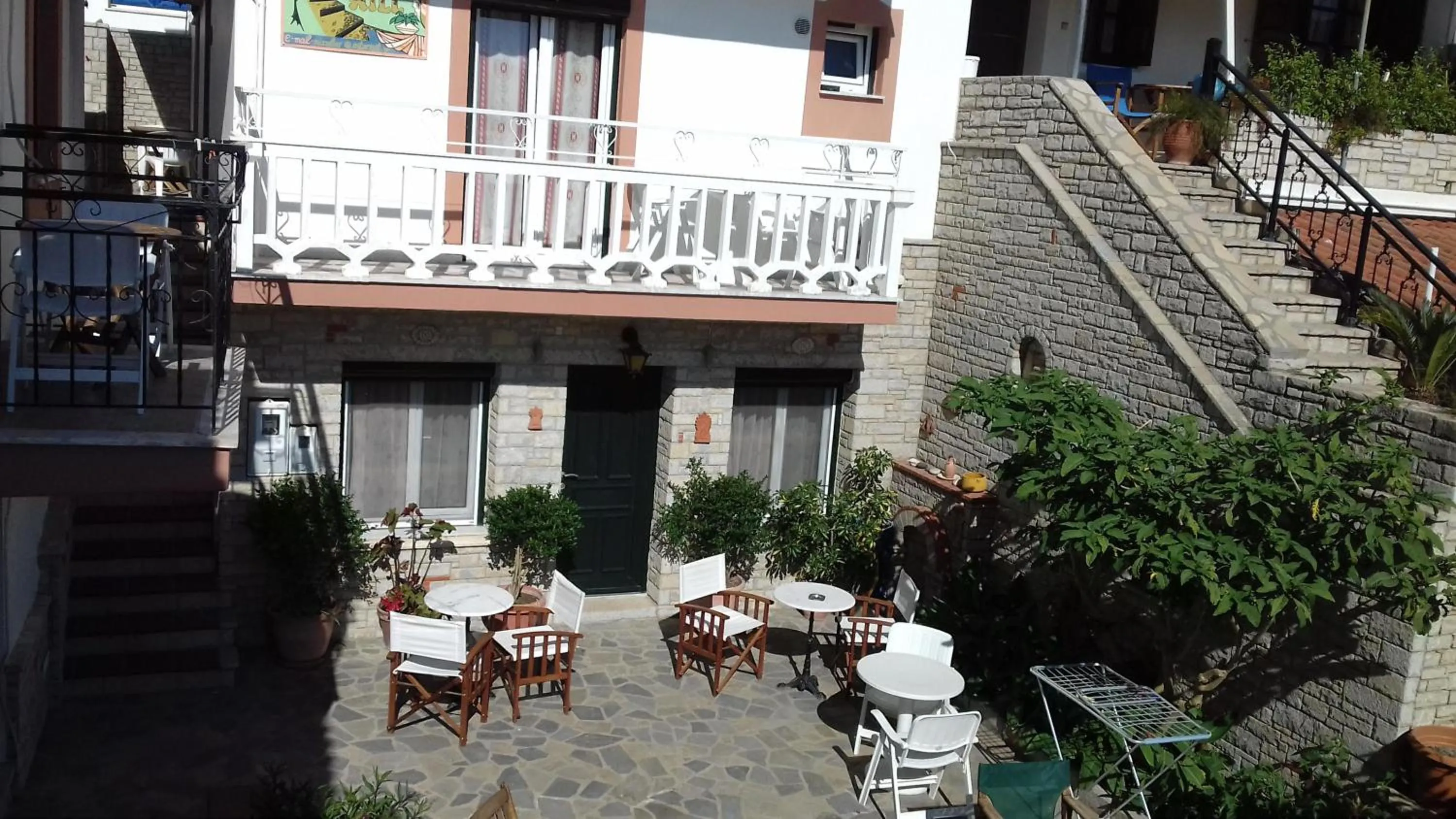 Green Hill Studios & Apartments