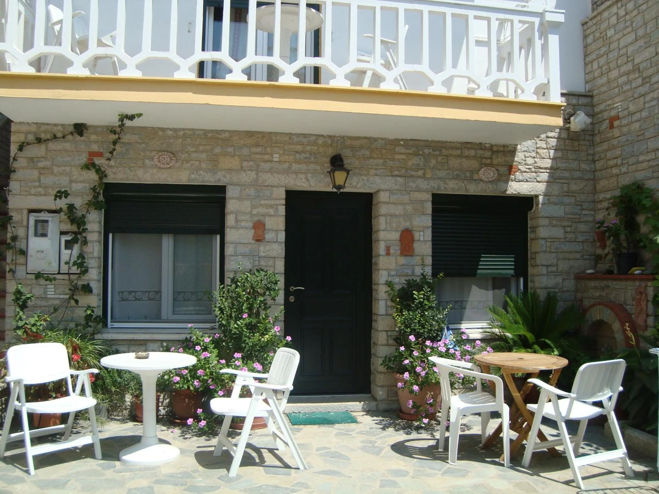 Green Hill Studios & Apartments