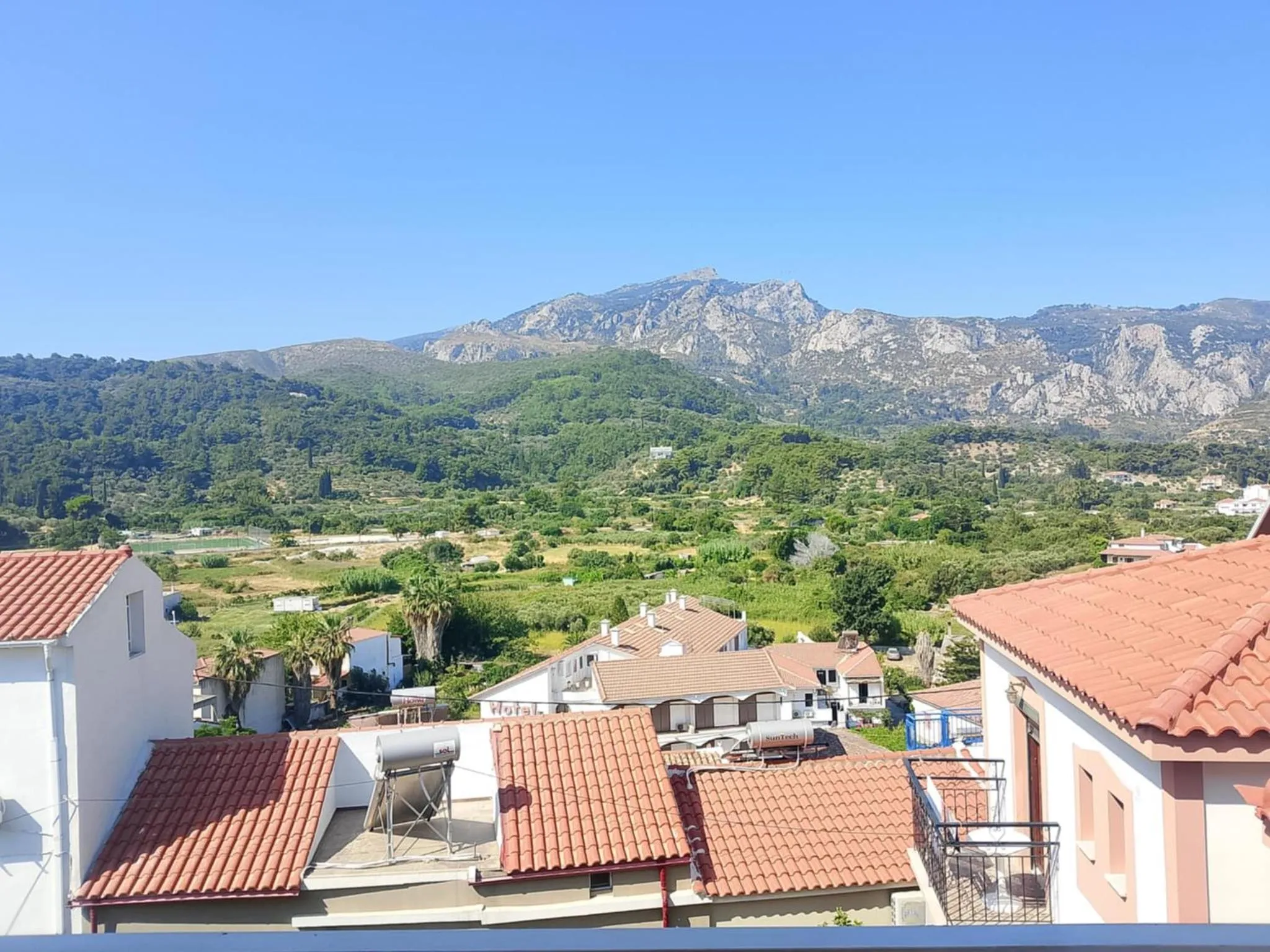 Green Hill Studios & Apartments