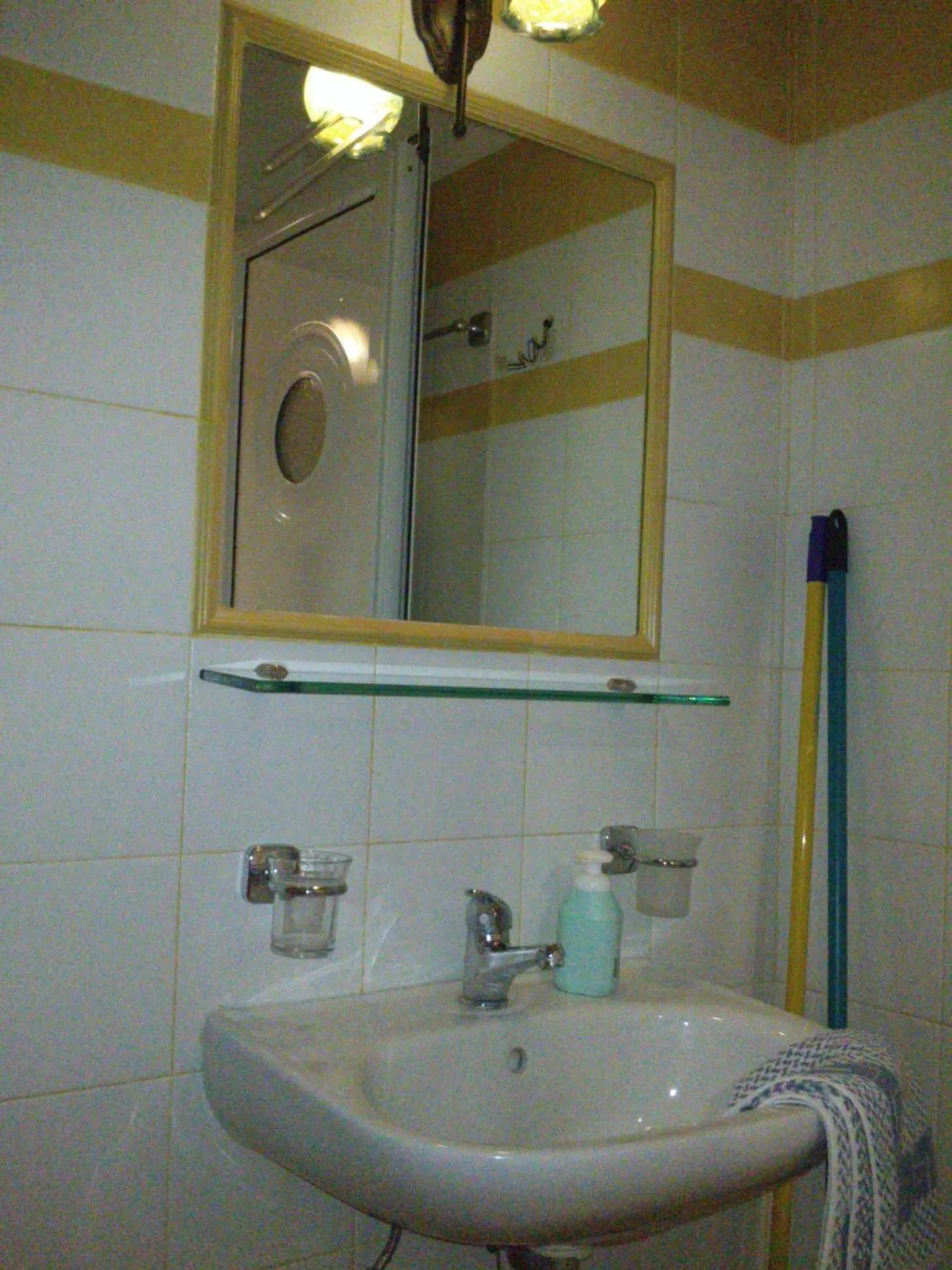 Bathroom in Green Hill Studios & Apartments
