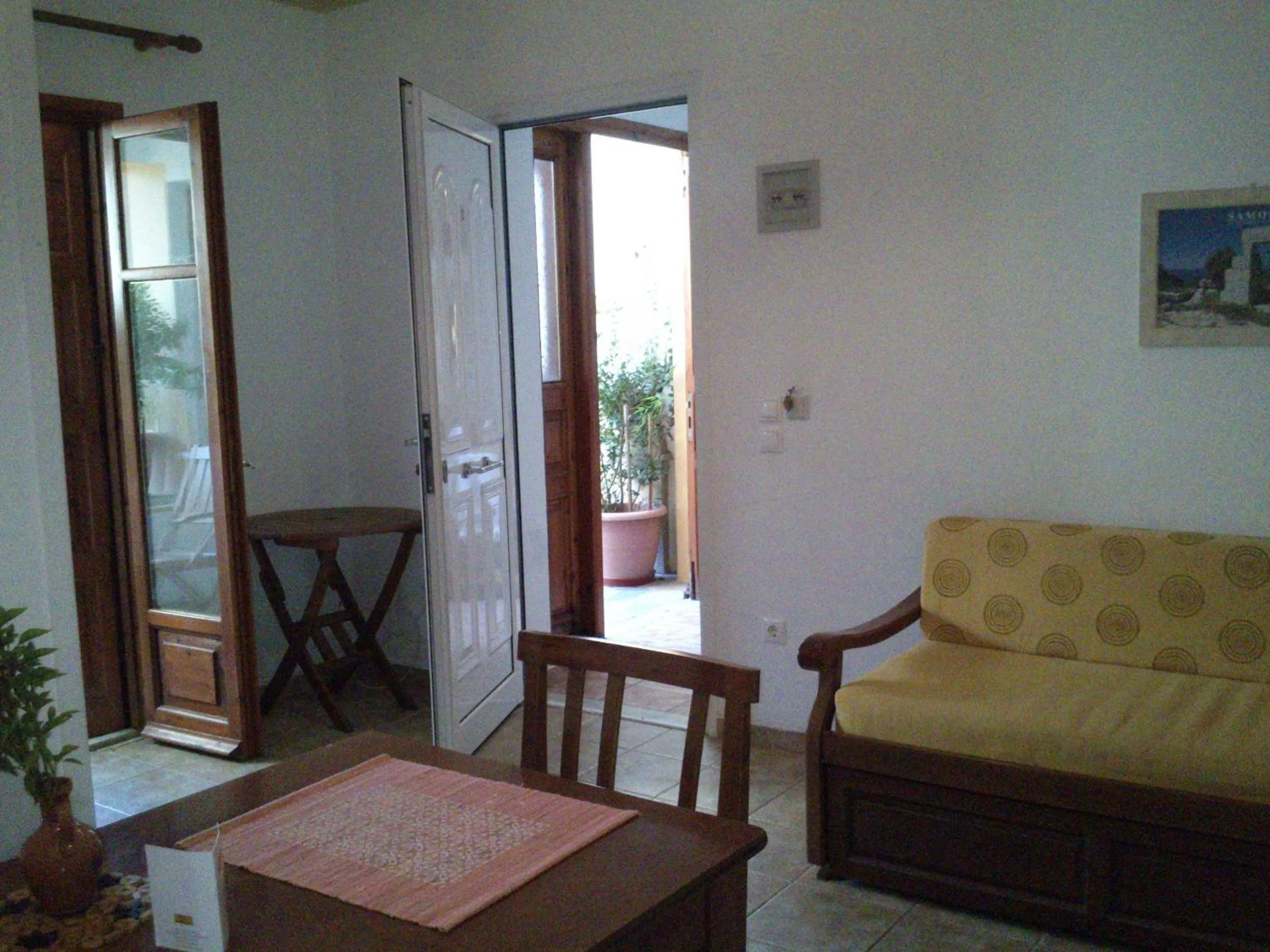 Seating area in Green Hill Studios & Apartments