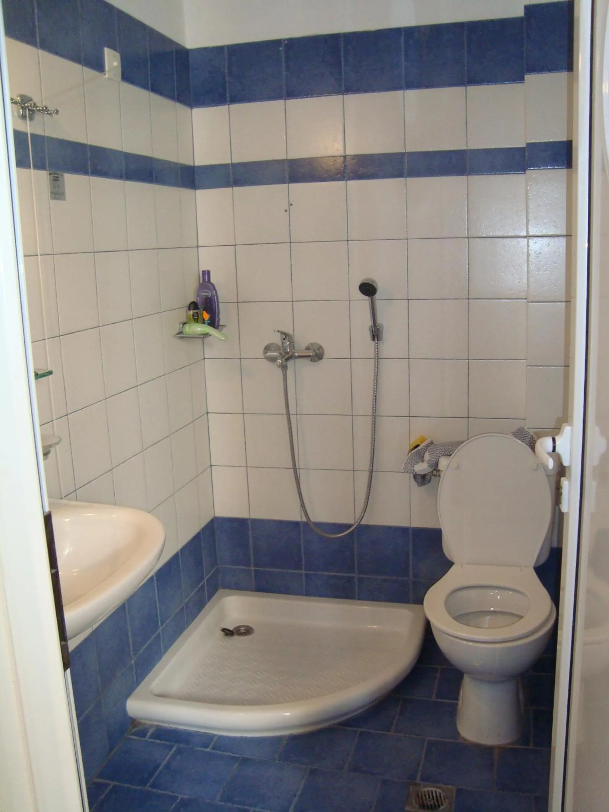 Bathroom in Green Hill Studios & Apartments