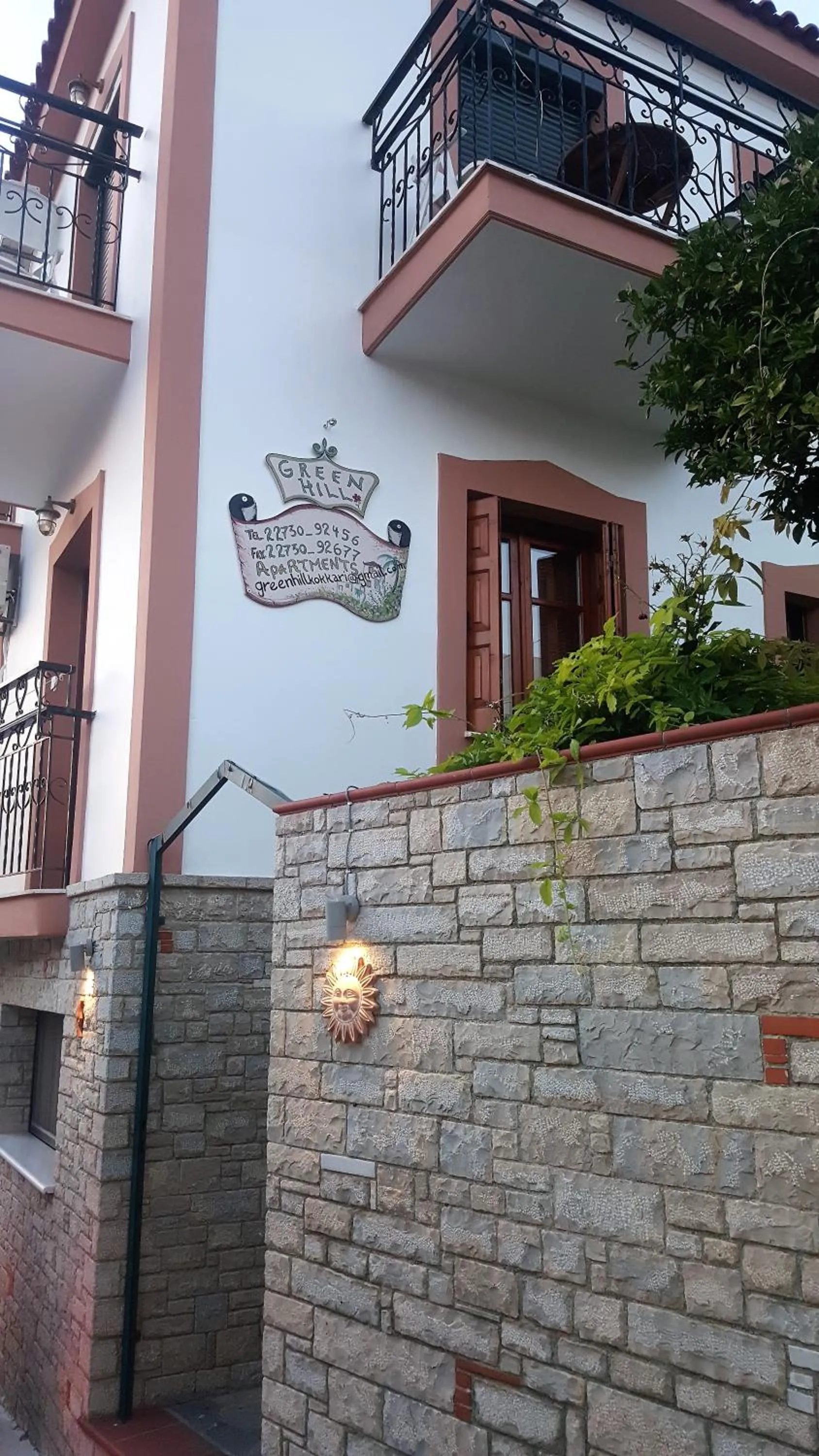 Green Hill Studios & Apartments