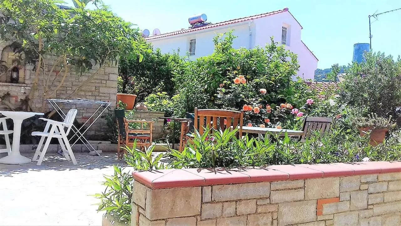 Green Hill Studios & Apartments