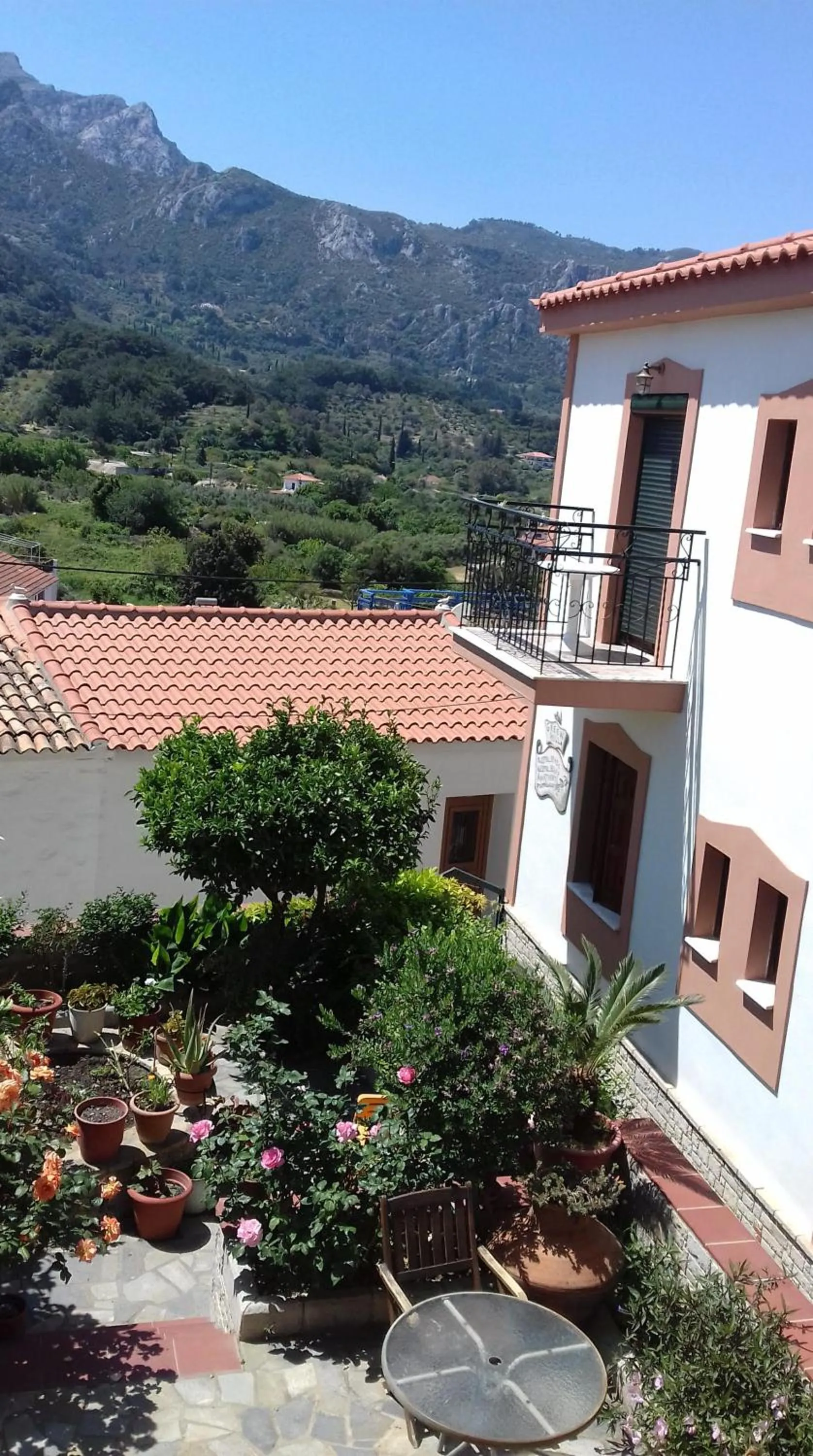 Green Hill Studios & Apartments