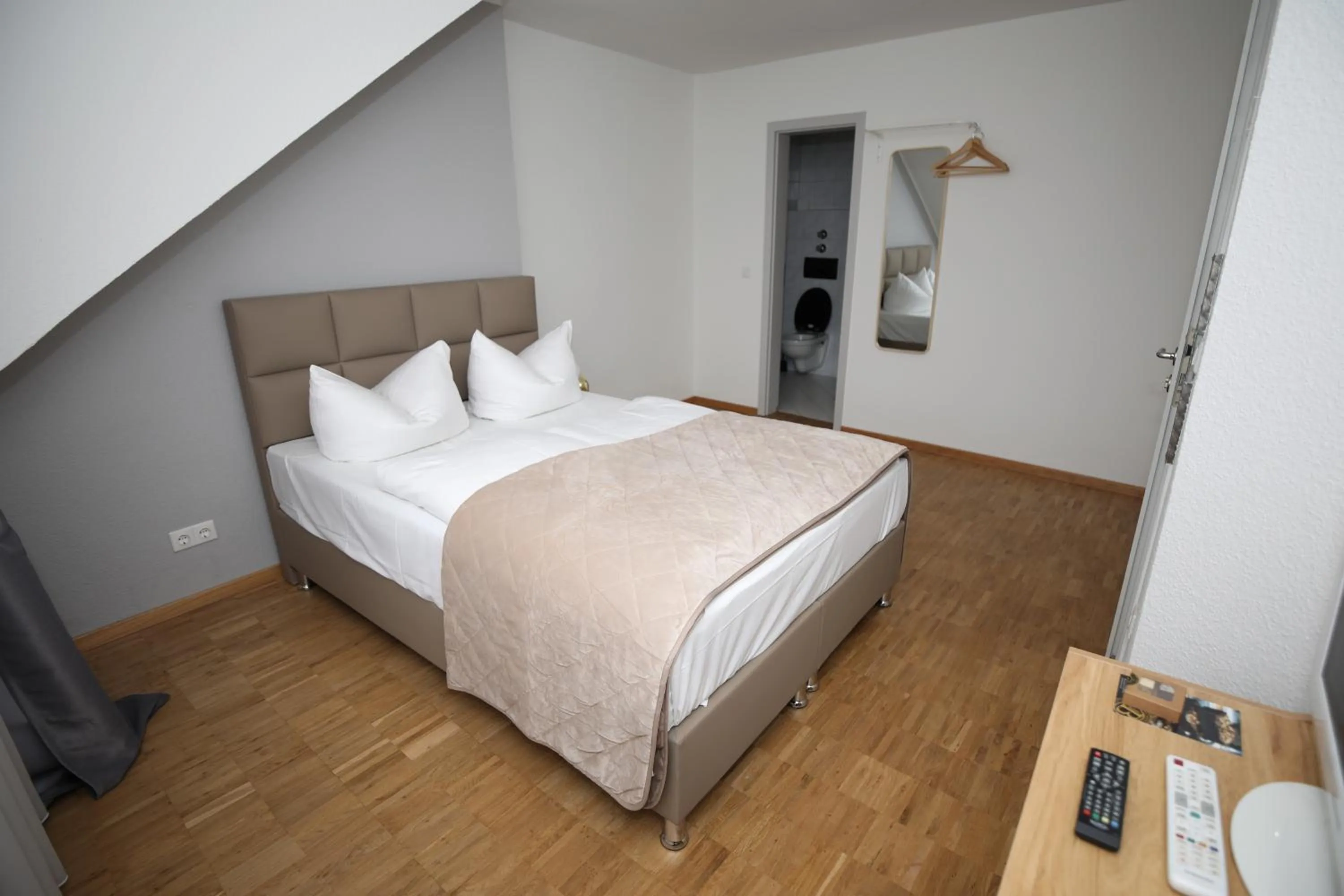 Photo of the whole room, Bed in TM Hotel Düsseldorf