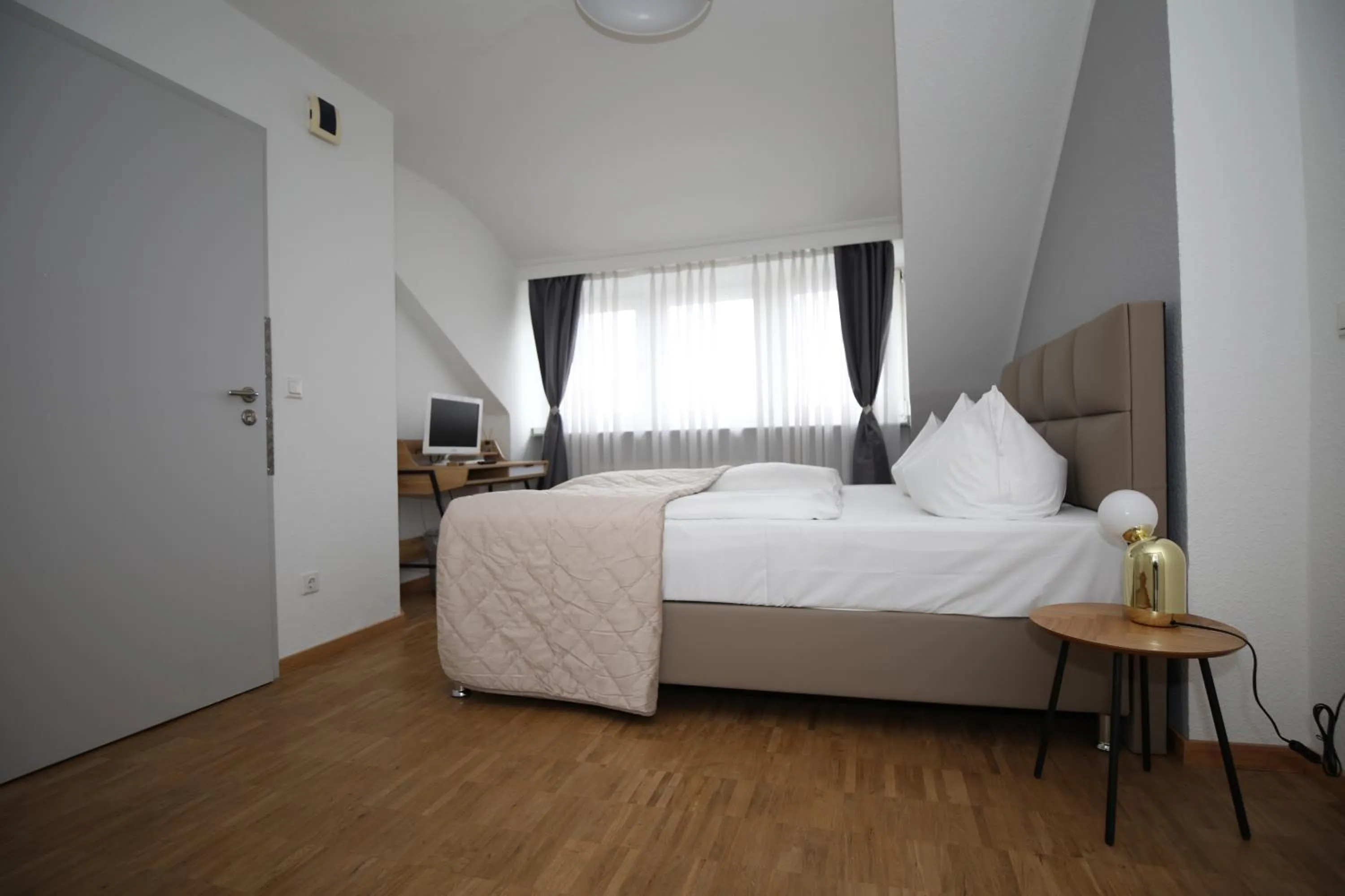 Photo of the whole room, Bed in TM Hotel Düsseldorf