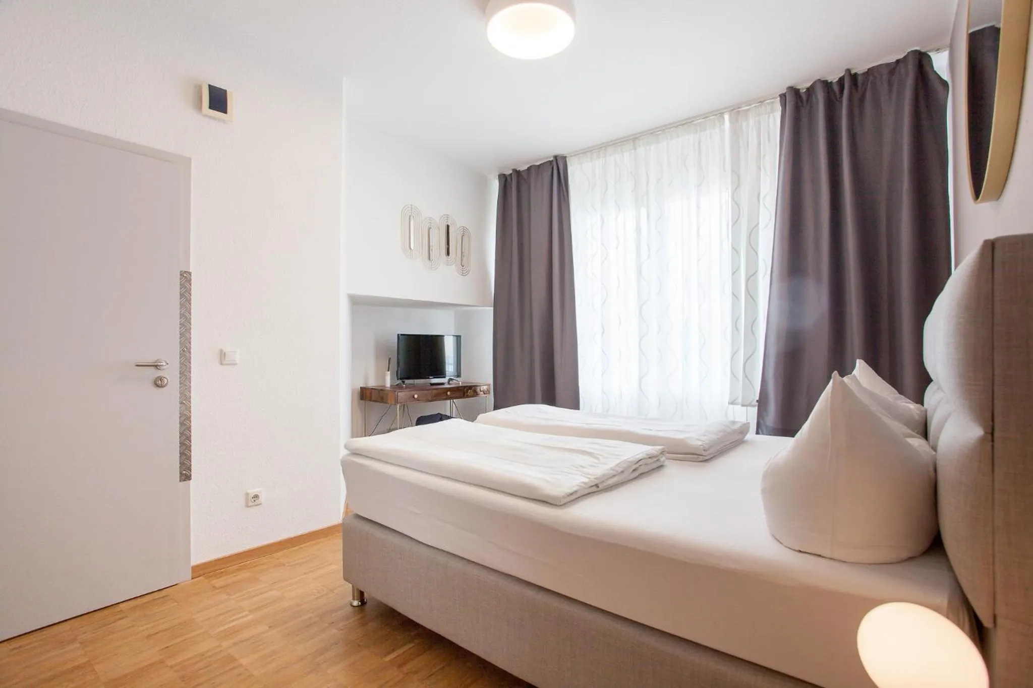 Photo of the whole room, Bed in TM Hotel Düsseldorf