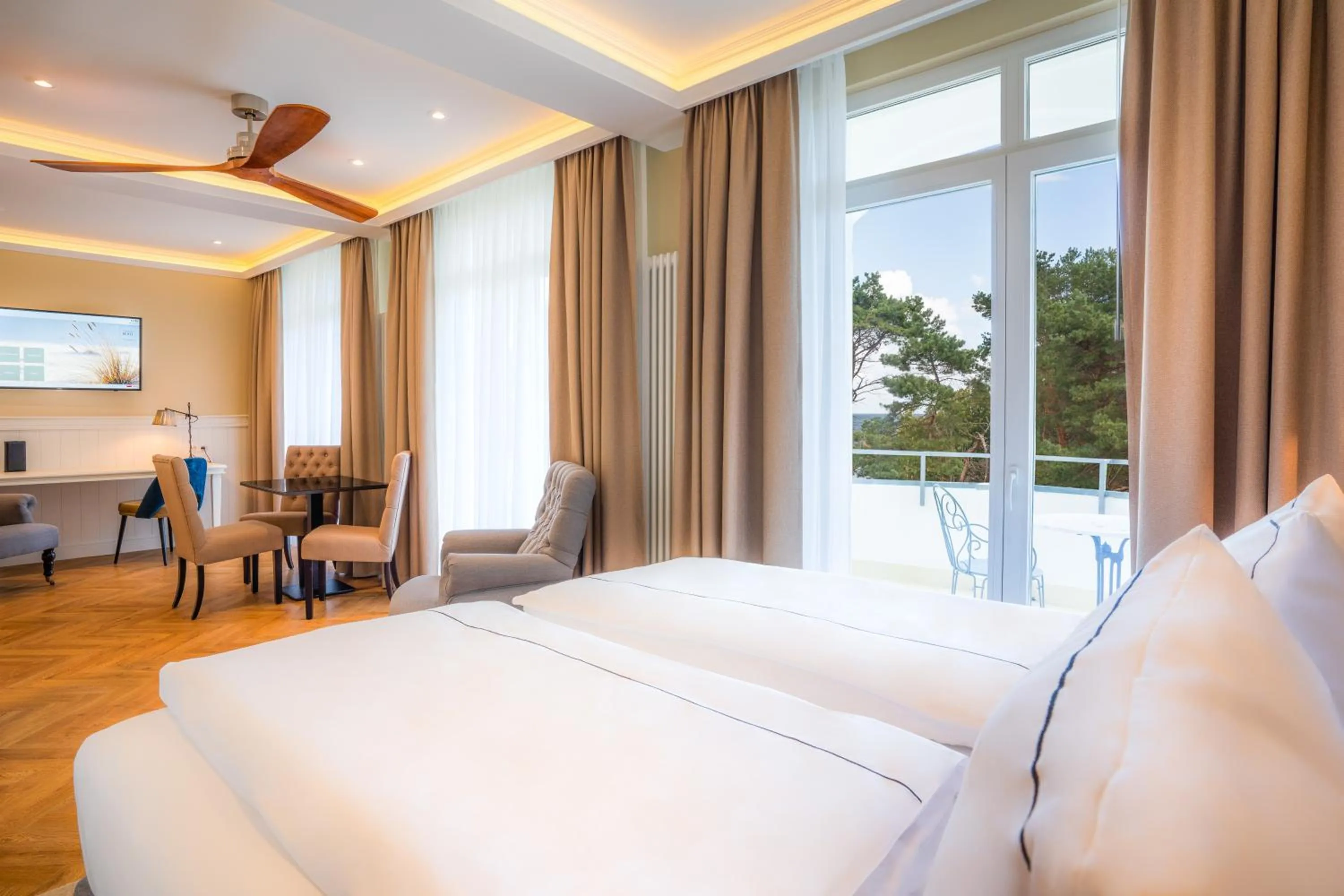 Photo of the whole room, Bed in Strandhotel Ahlbeck