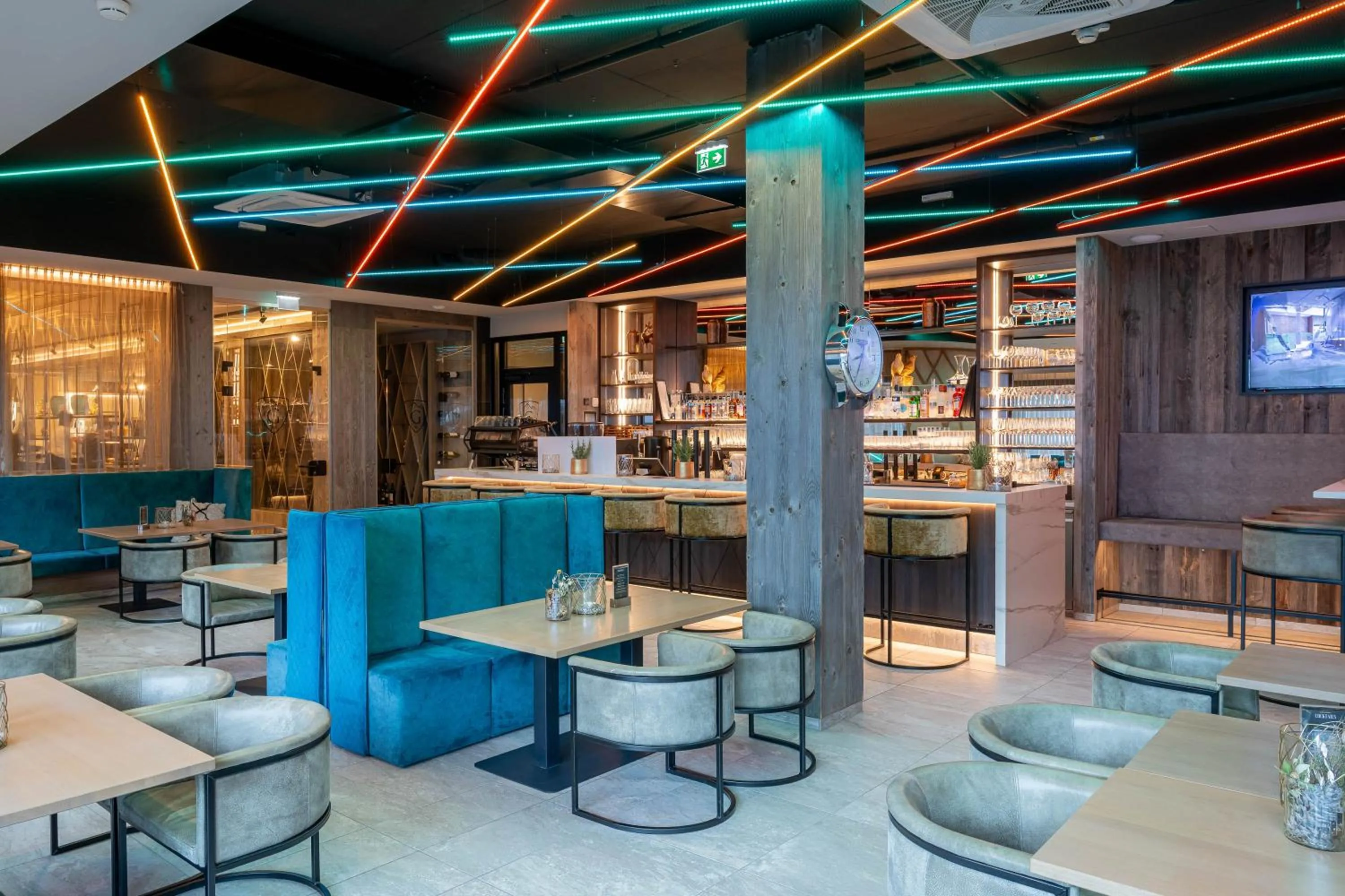 Lounge or bar in GLEMM by AvenidA Superior Hotel & Residences