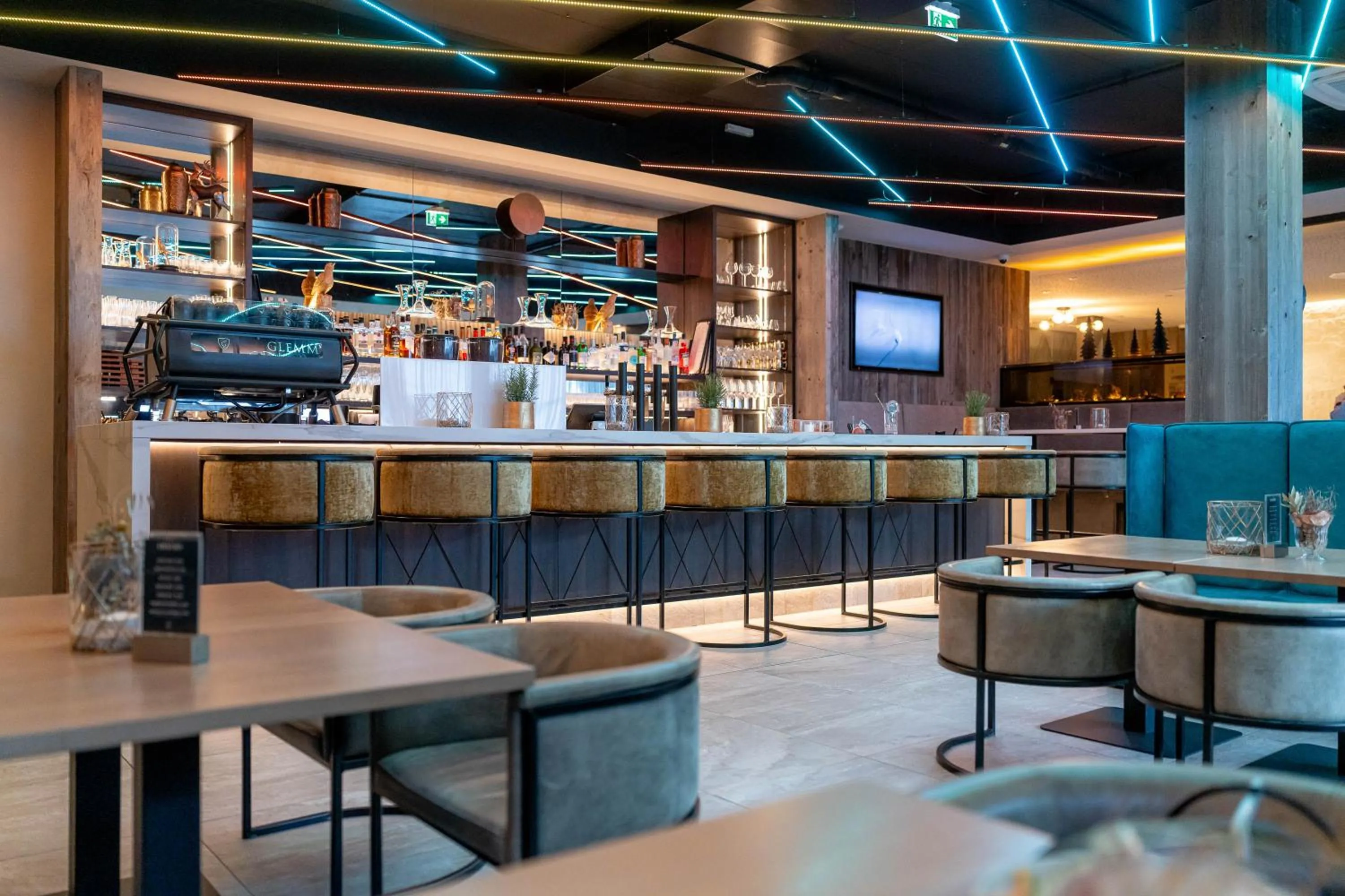 Lounge or bar in GLEMM by AvenidA Superior Hotel & Residences