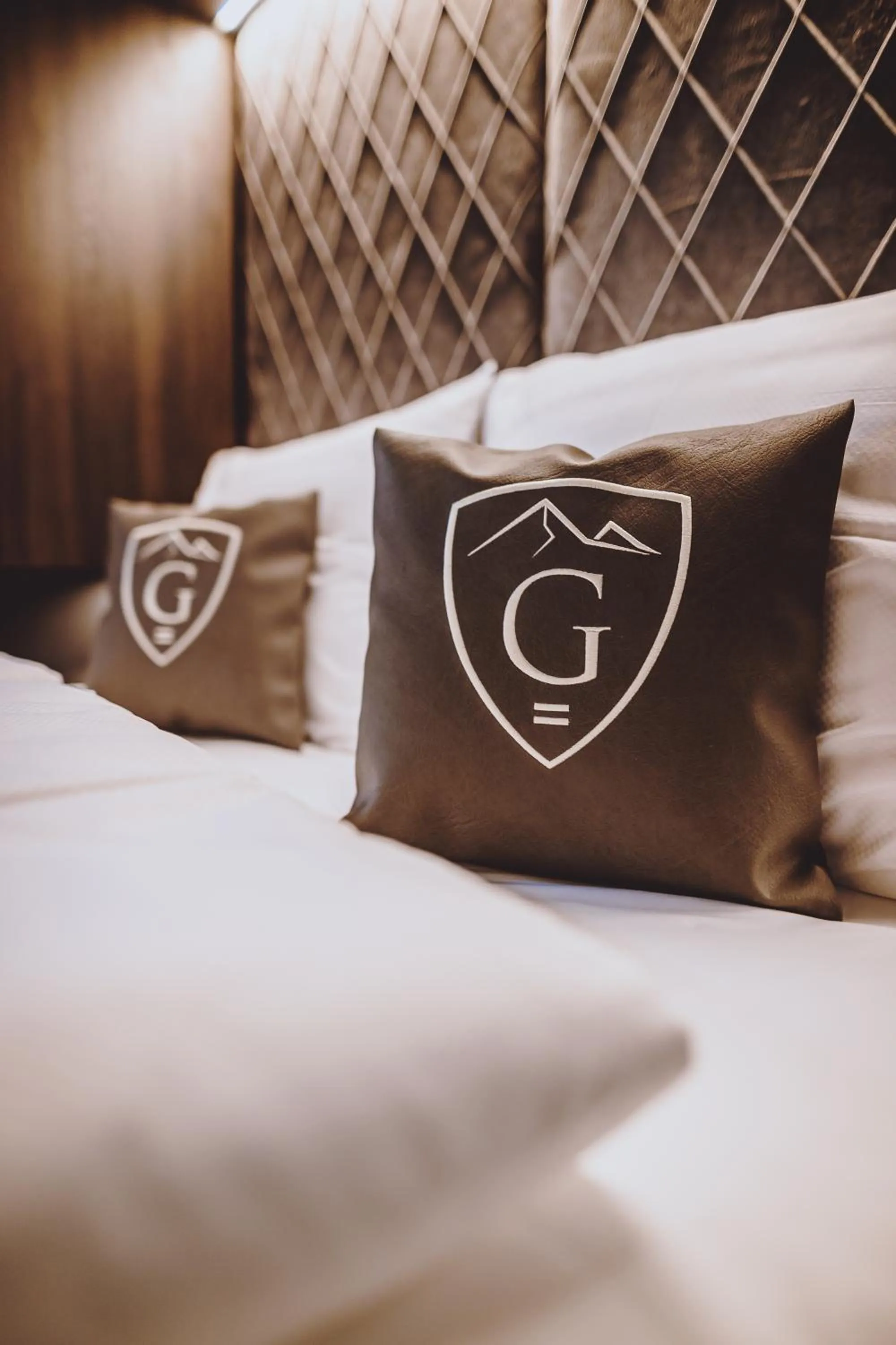 Staff, Bed in GLEMM by AvenidA Superior Hotel & Residences