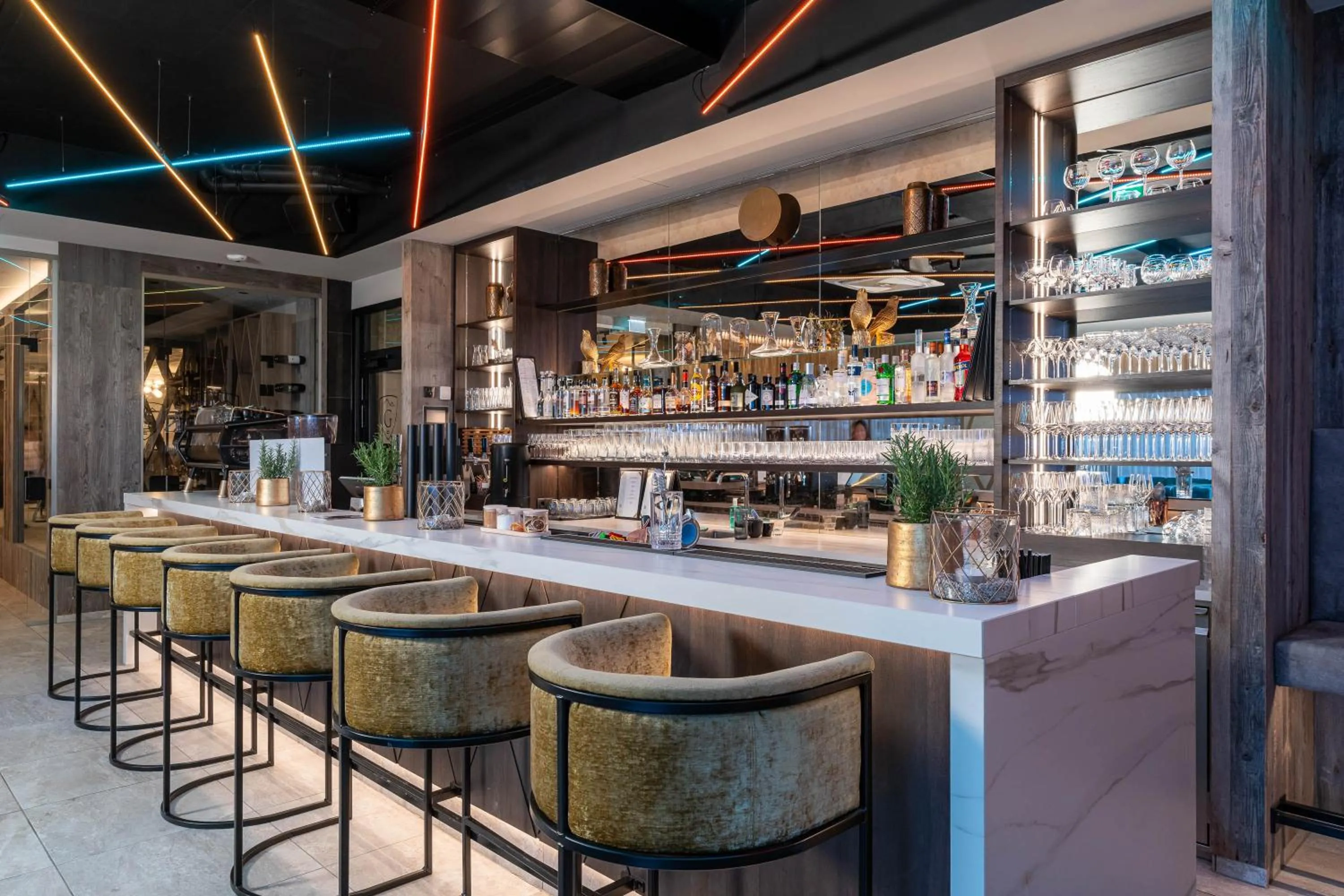 Lounge or bar in GLEMM by AvenidA Superior Hotel & Residences