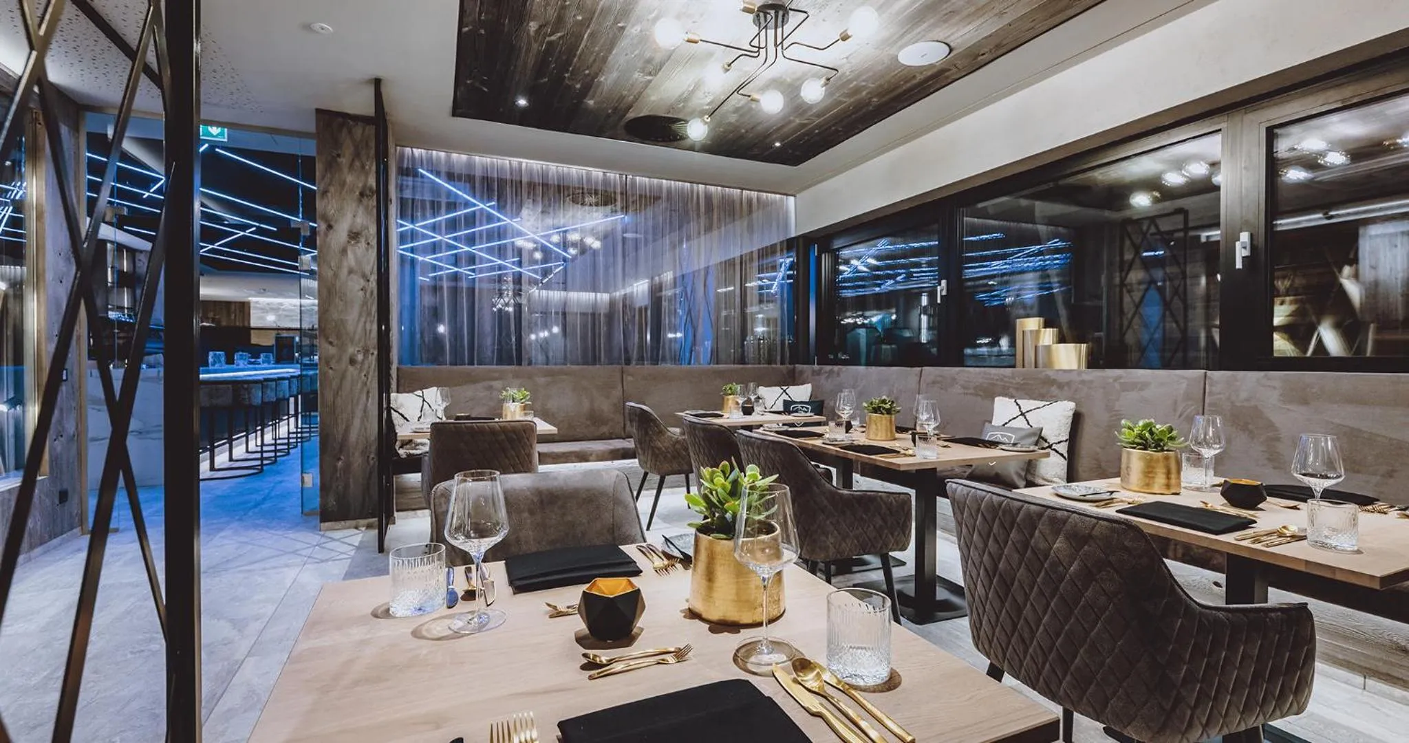 Restaurant/places to eat in GLEMM by AvenidA Superior Hotel & Residences