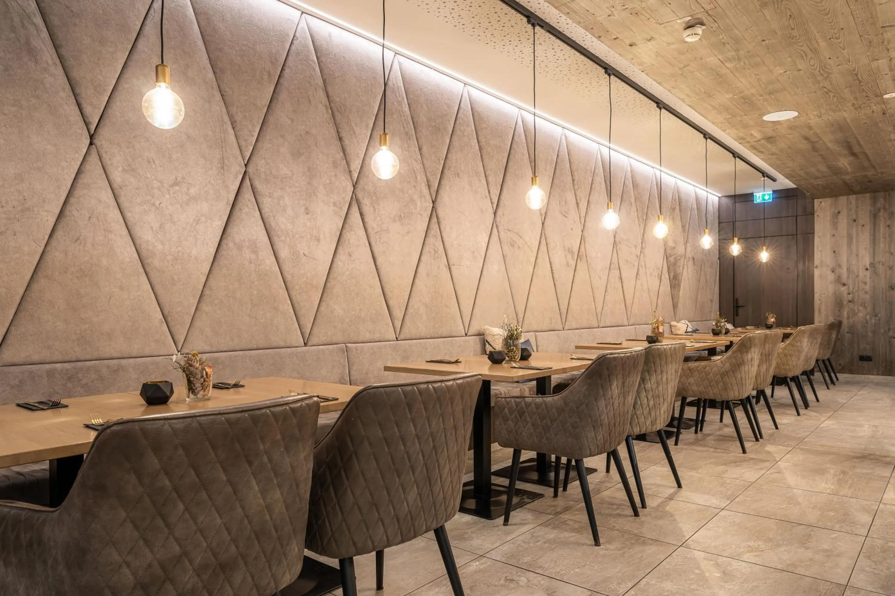 Restaurant/places to eat in GLEMM by AvenidA Superior Hotel & Residences