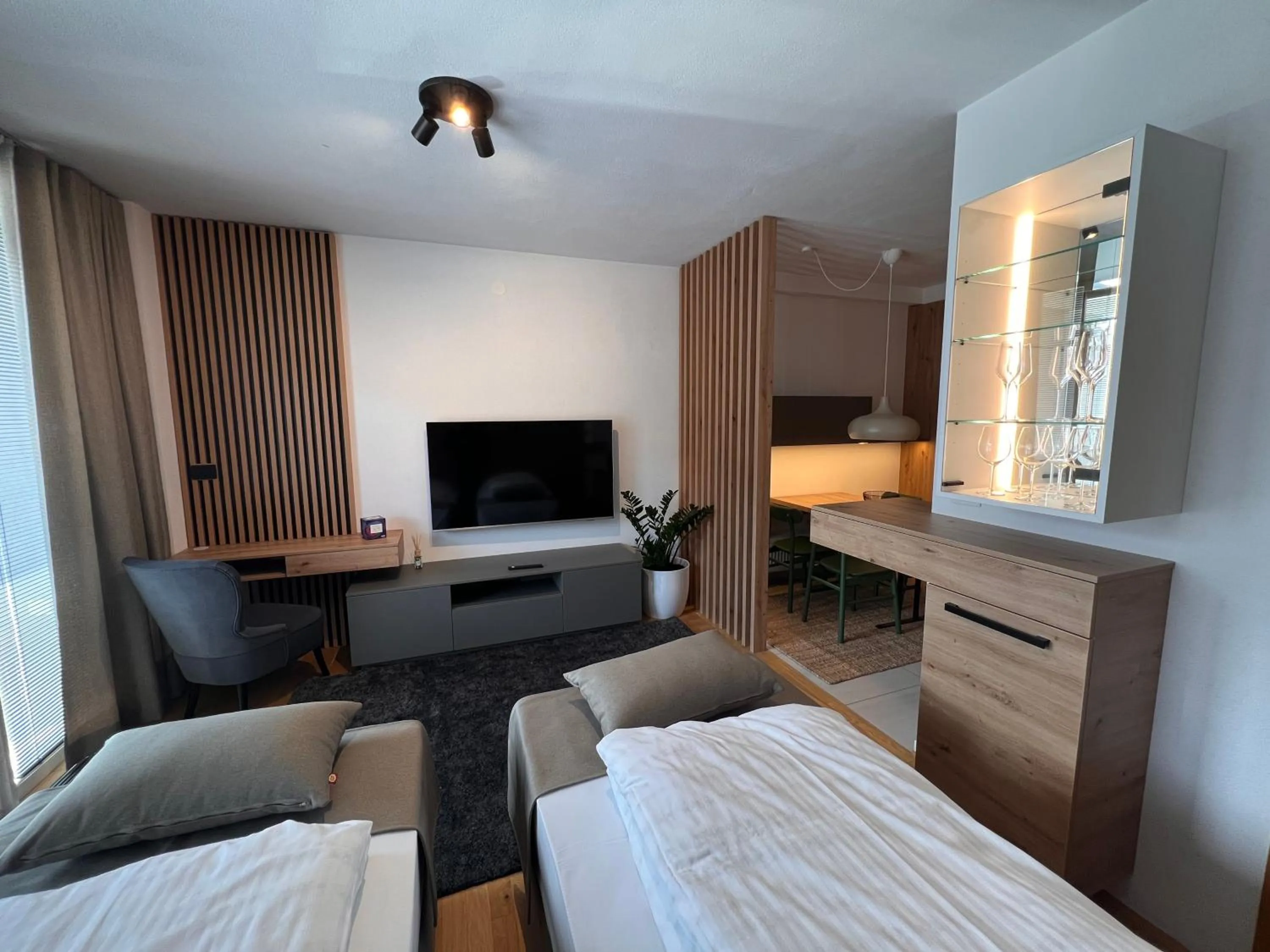 Communal lounge/ TV room, Bed in Na Vasi restavracija in prenočišča