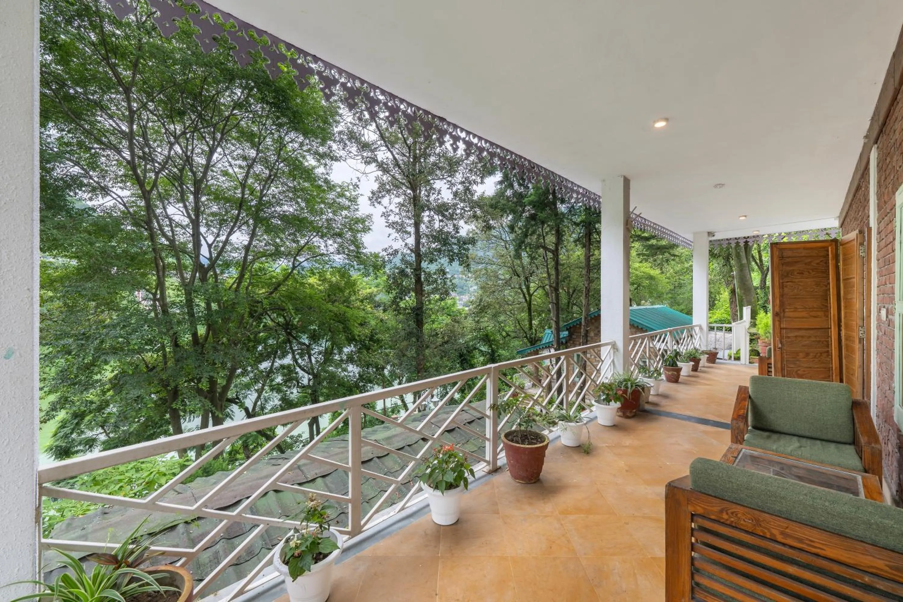 Balcony/Terrace in Echor Malusara Lakeview Retreat Bhimtal