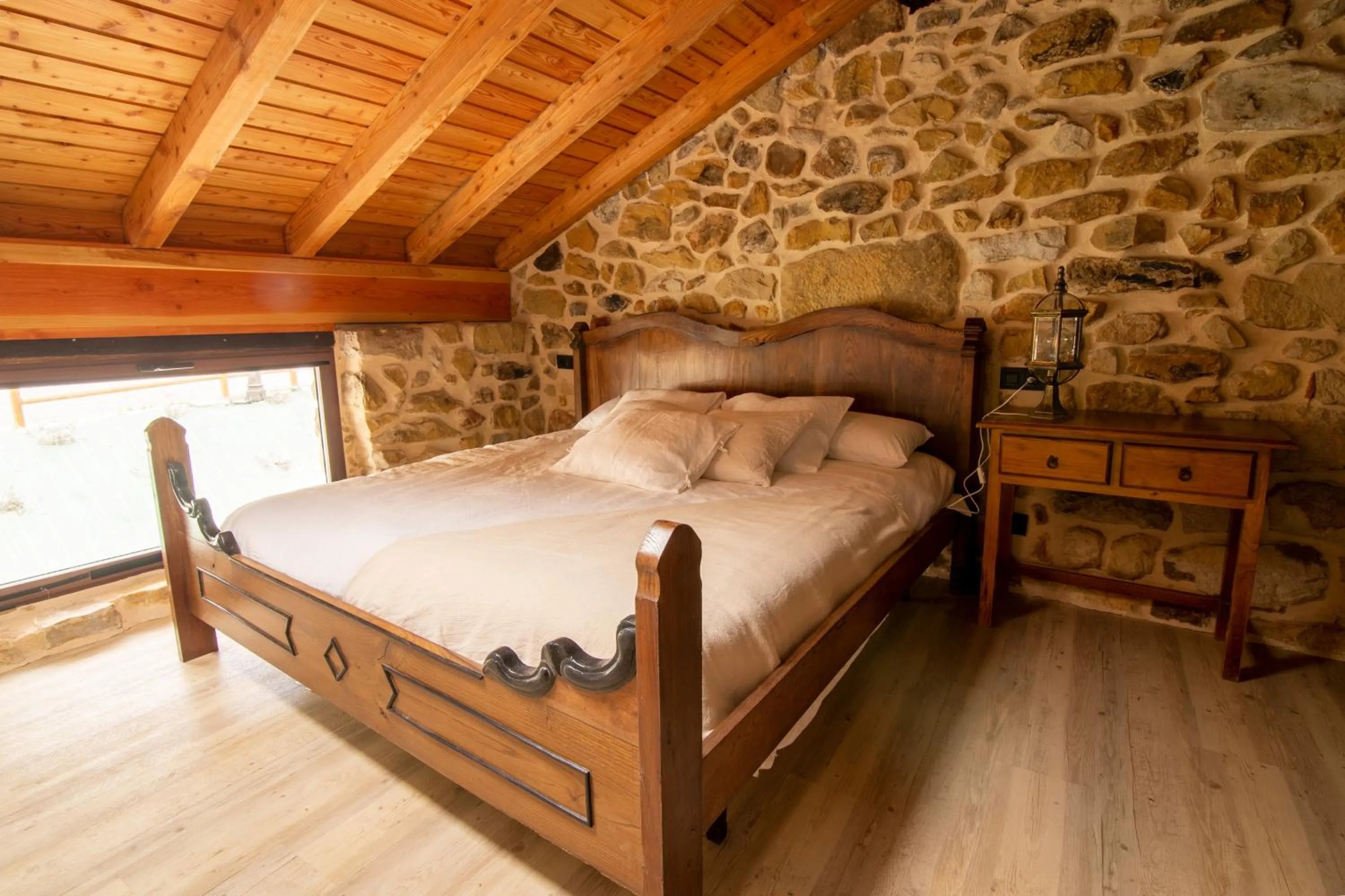 Bedroom, Bed in Arialdegi