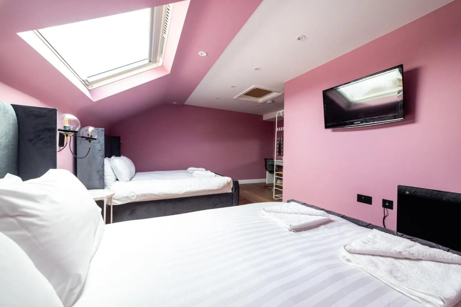 Bedroom, Bed in Hollywood Suite Sasco Apartments