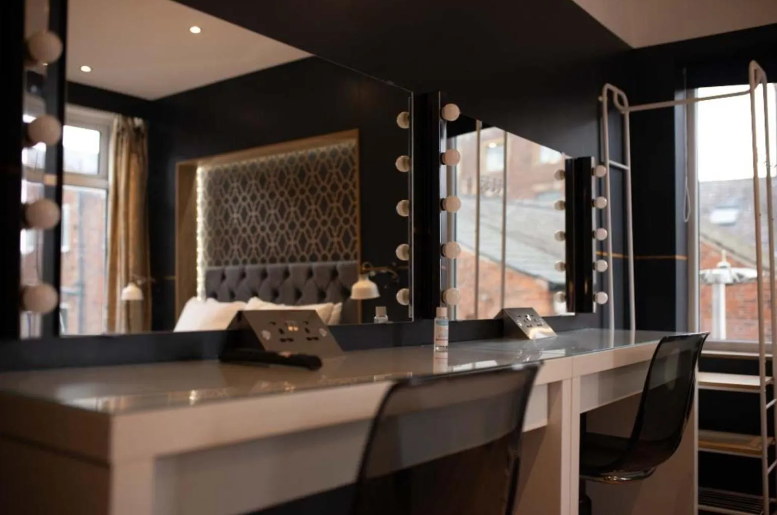 Bedroom in Hollywood Suite Sasco Apartments