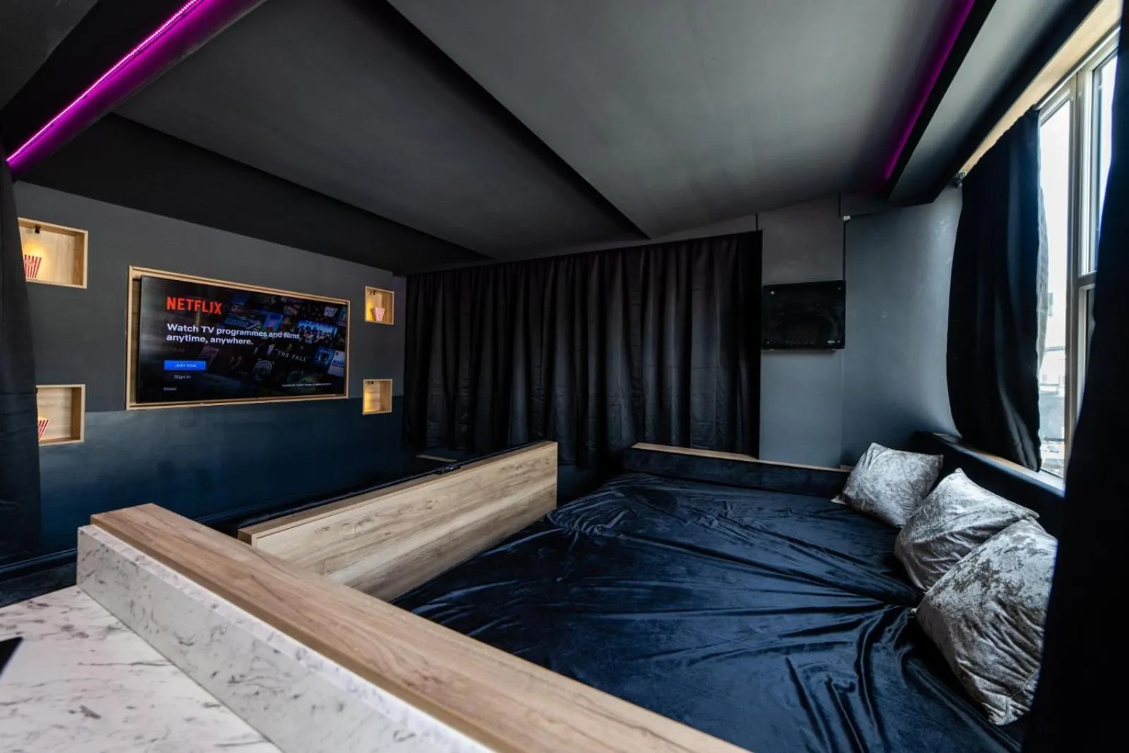 Other, Bed in Hollywood Suite Sasco Apartments