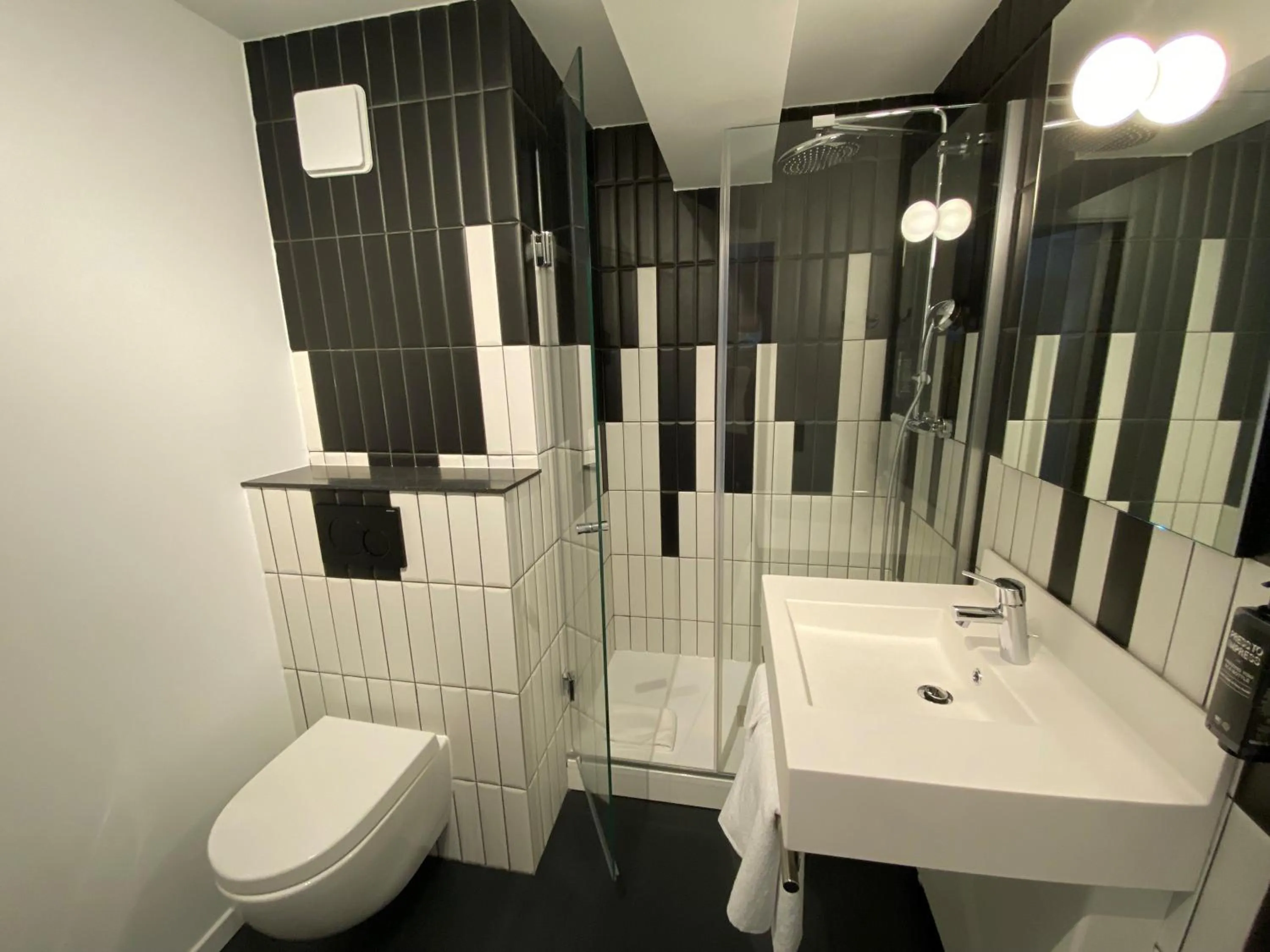 Shower in ibis Styles Paris Porte de Versailles - Mairie d'Issy