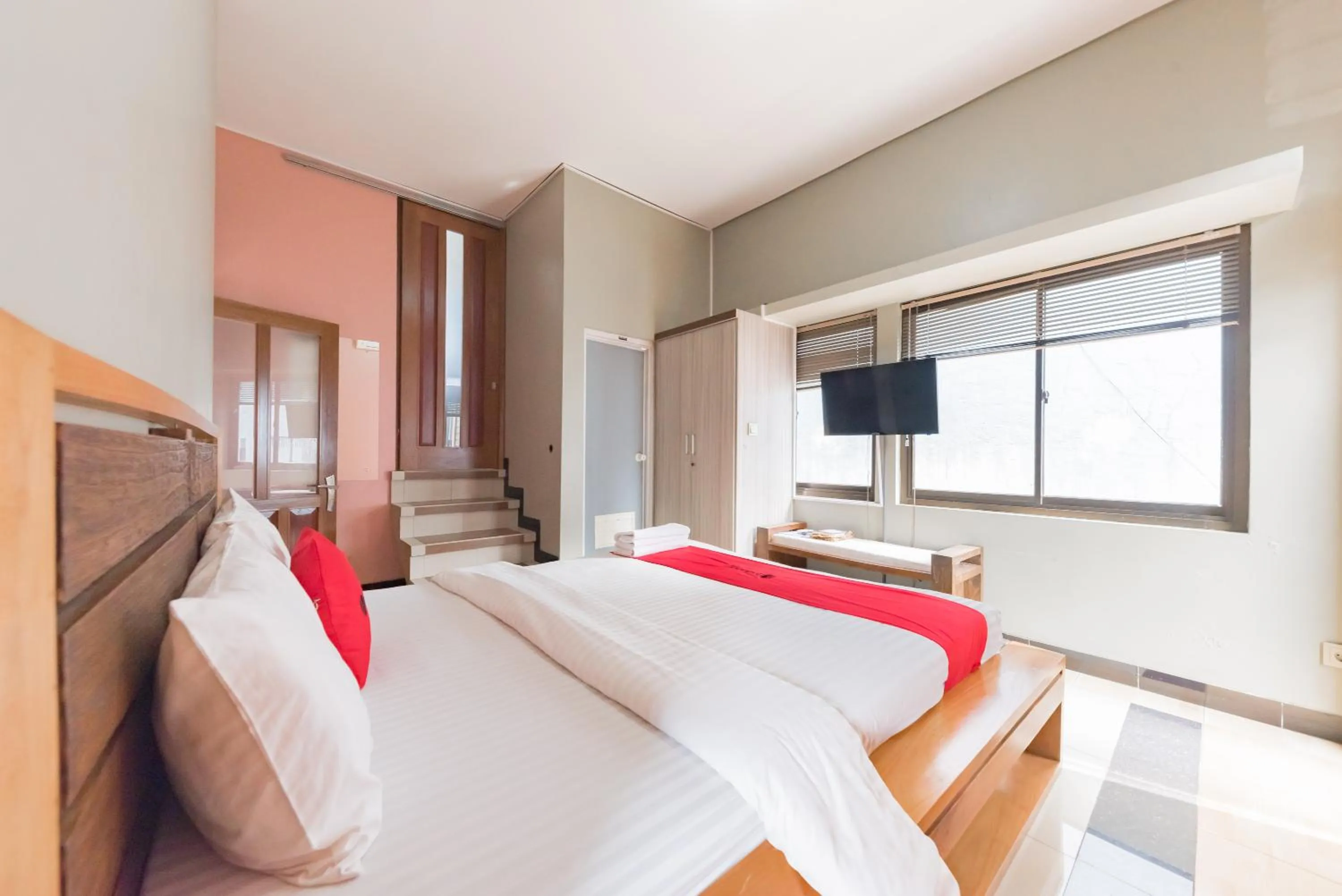 TV and multimedia, Bed in RedDoorz Syariah near Politeknik Negeri Bandung Campus