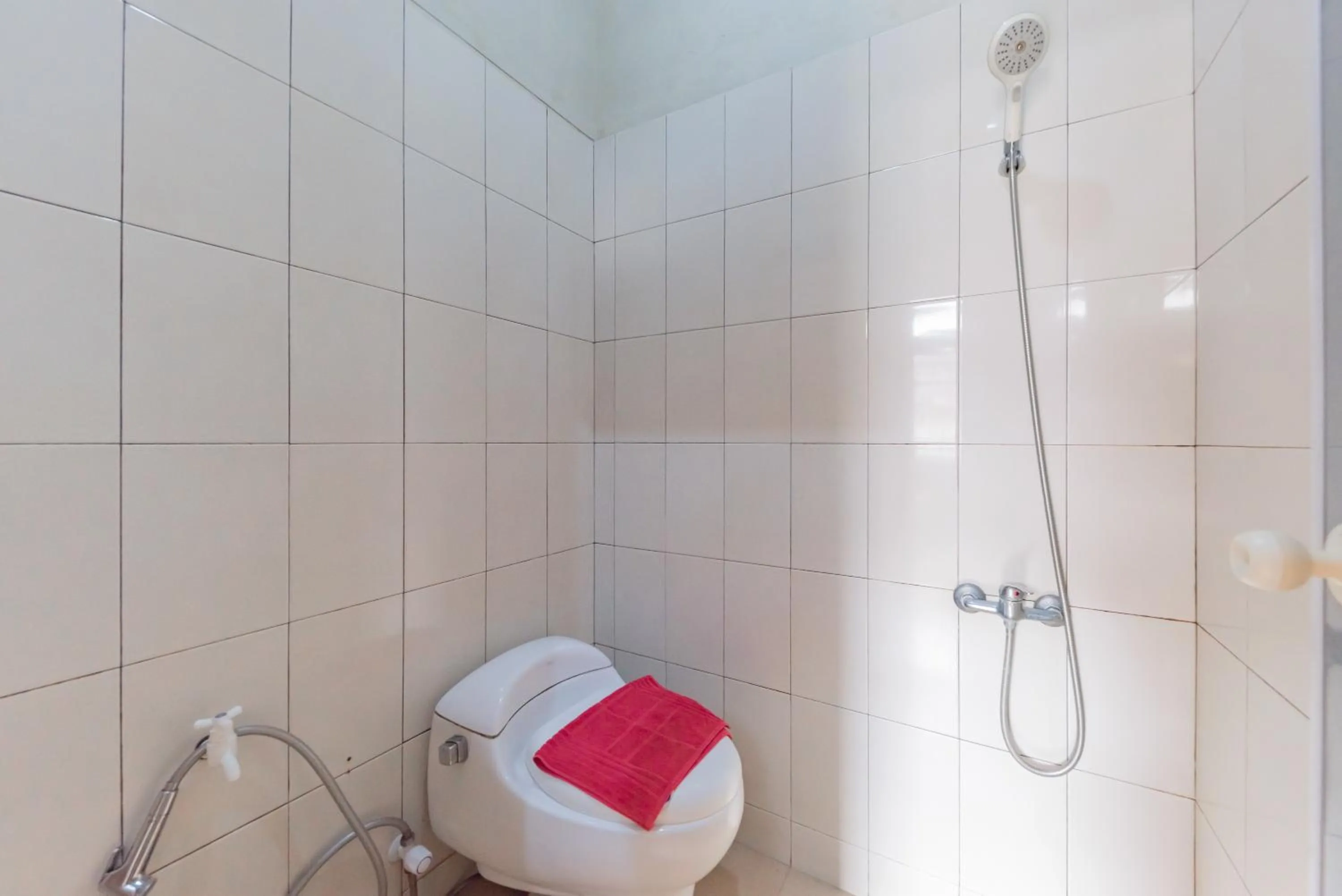 Bathroom in RedDoorz Syariah near Politeknik Negeri Bandung Campus