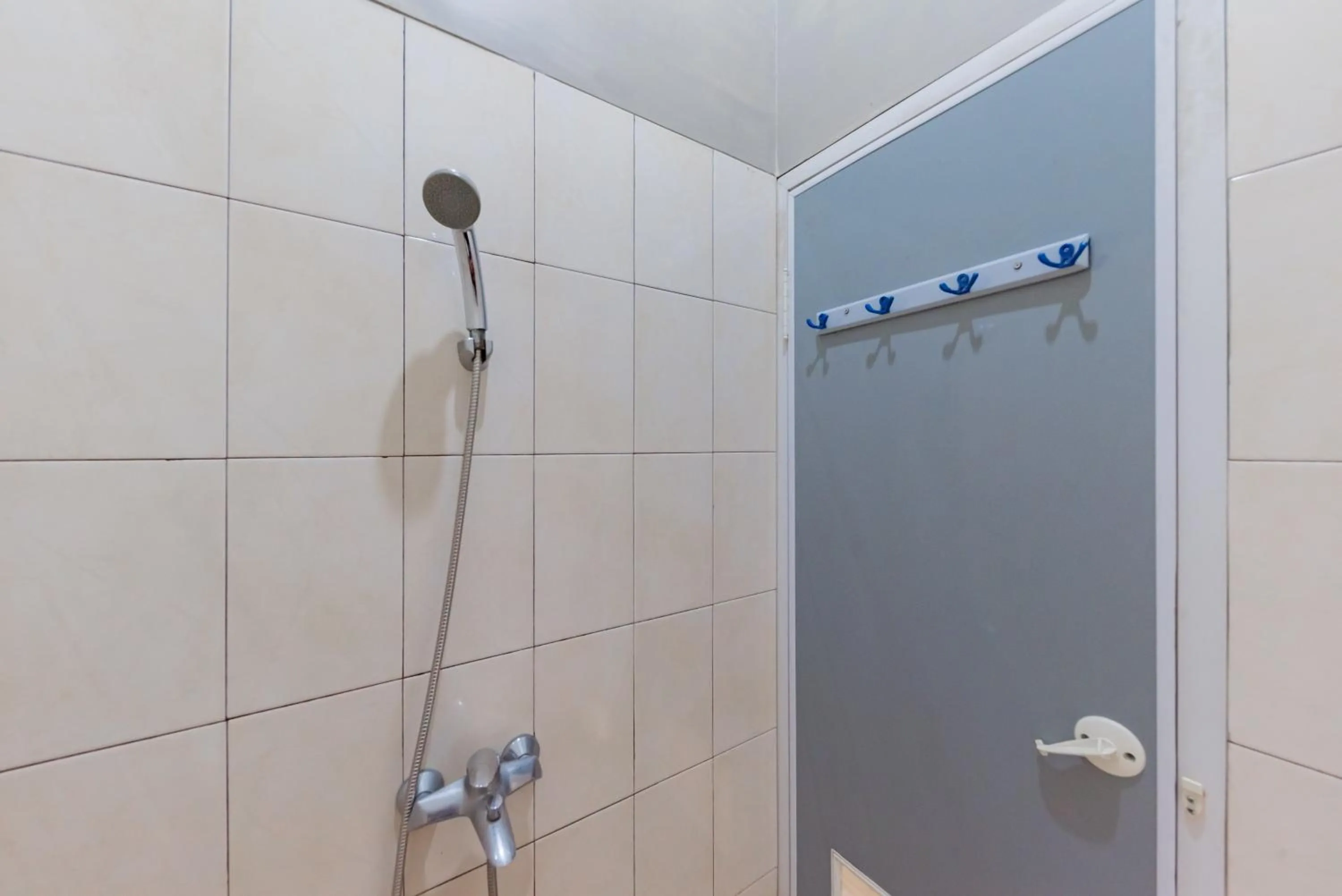 Shower in RedDoorz Syariah near Politeknik Negeri Bandung Campus