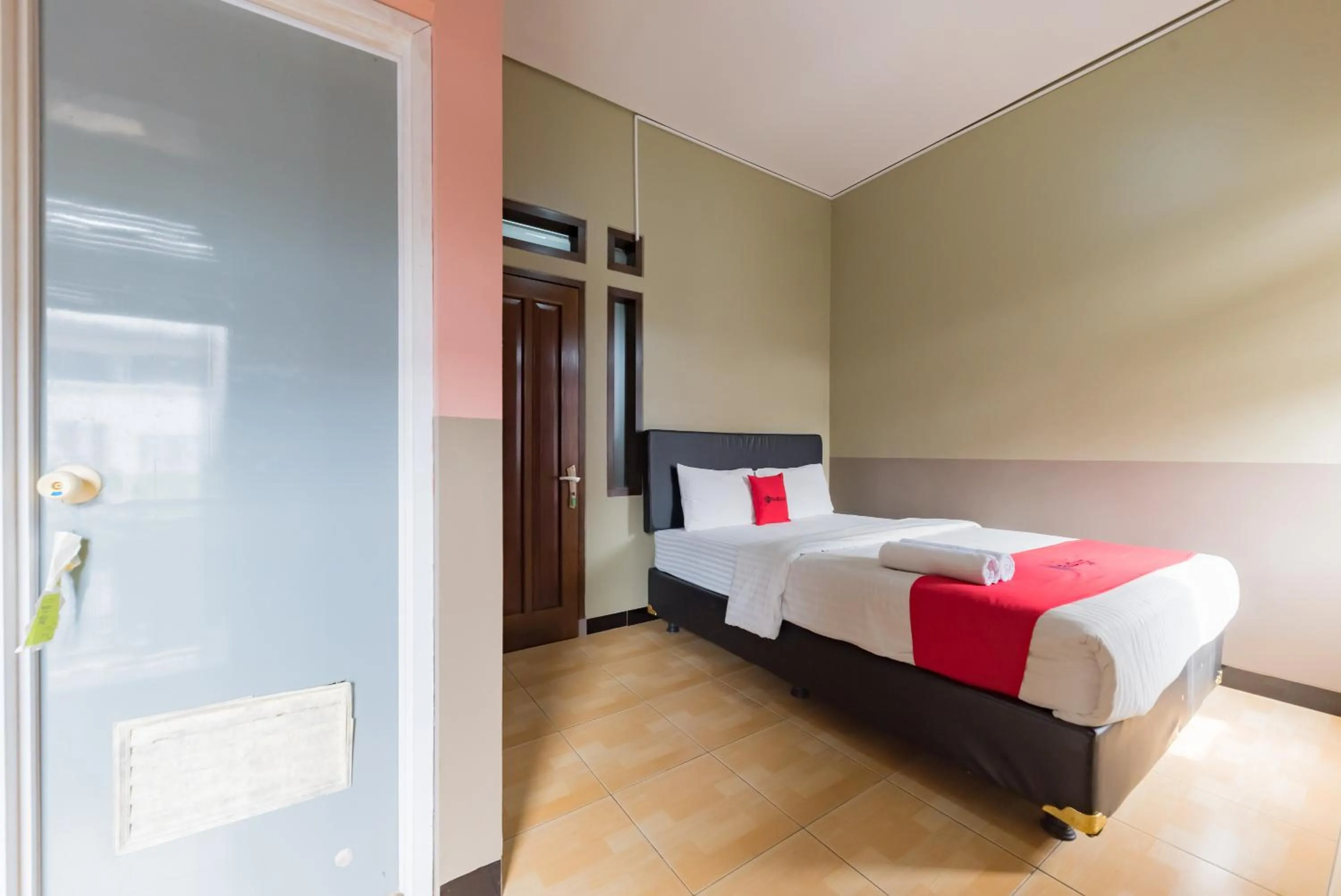 Bedroom, Bed in RedDoorz Syariah near Politeknik Negeri Bandung Campus