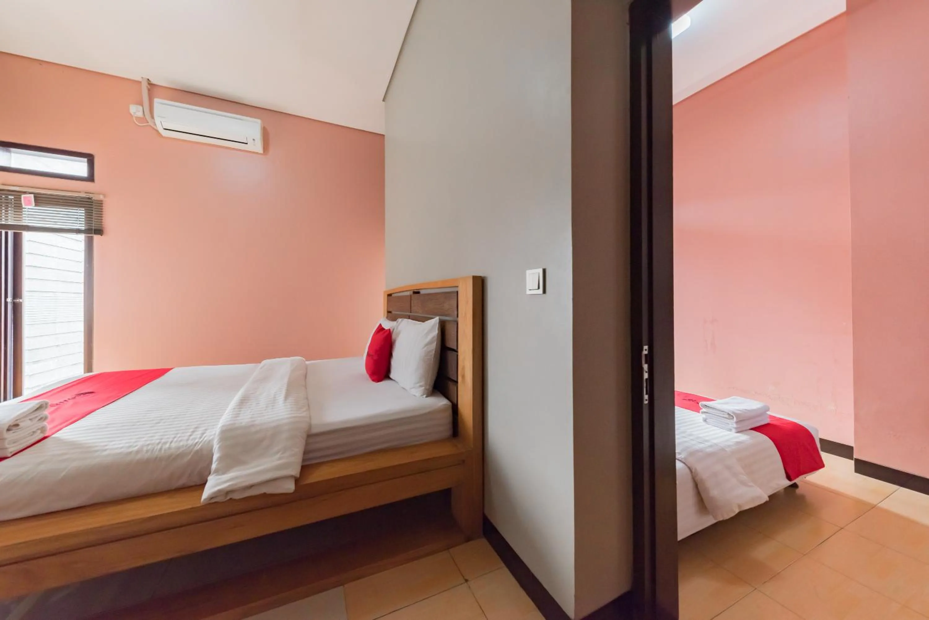 Bedroom, Bed in RedDoorz Syariah near Politeknik Negeri Bandung Campus