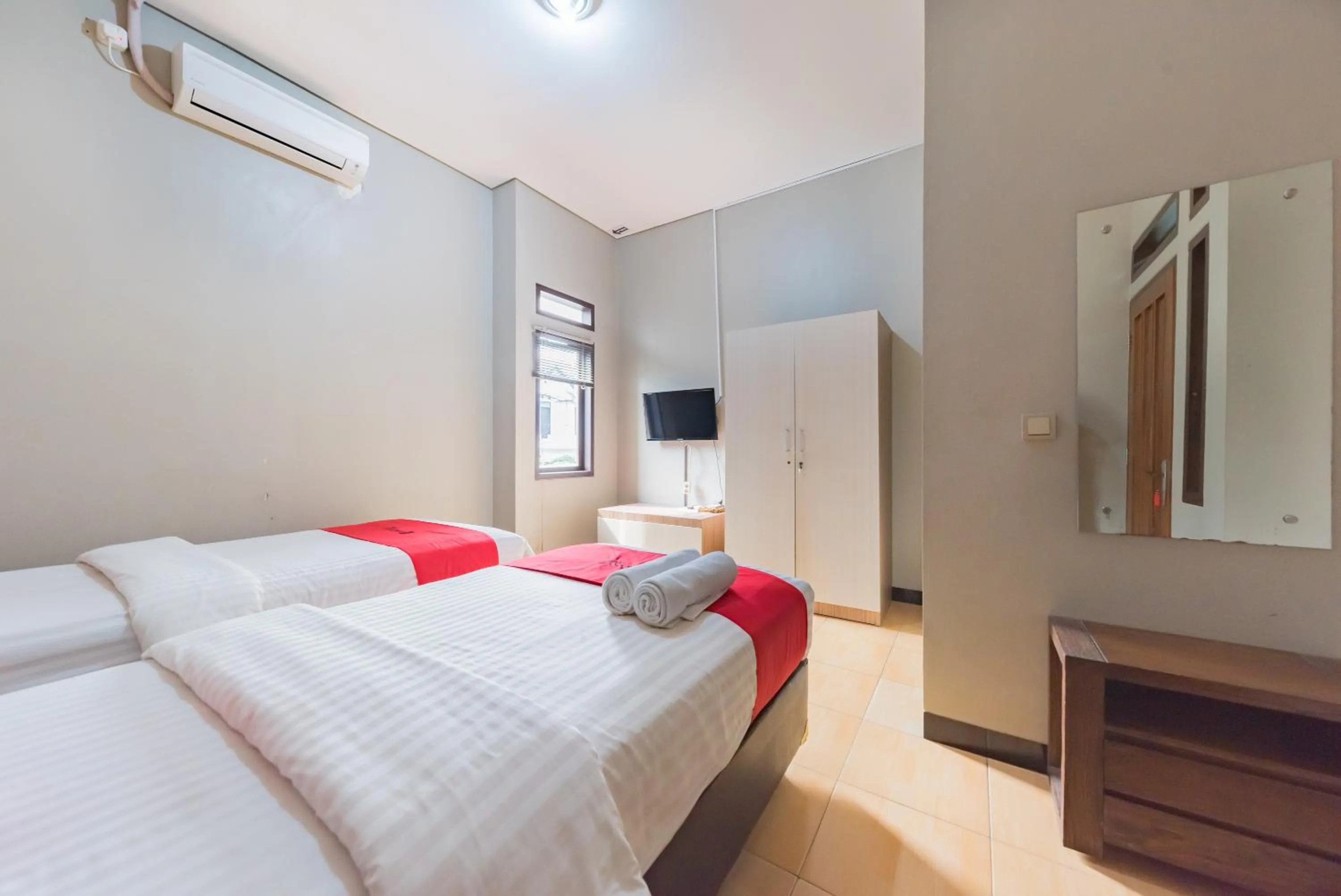 Bedroom, Bed in RedDoorz Syariah near Politeknik Negeri Bandung Campus