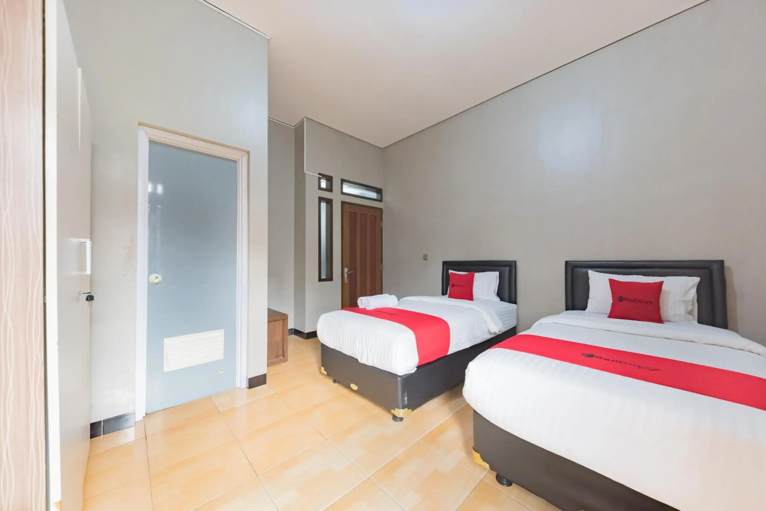 Twin Room in RedDoorz Syariah near Politeknik Negeri Bandung Campus Twin Room in RedDoorz Syariah near Politeknik Negeri Bandung Campus